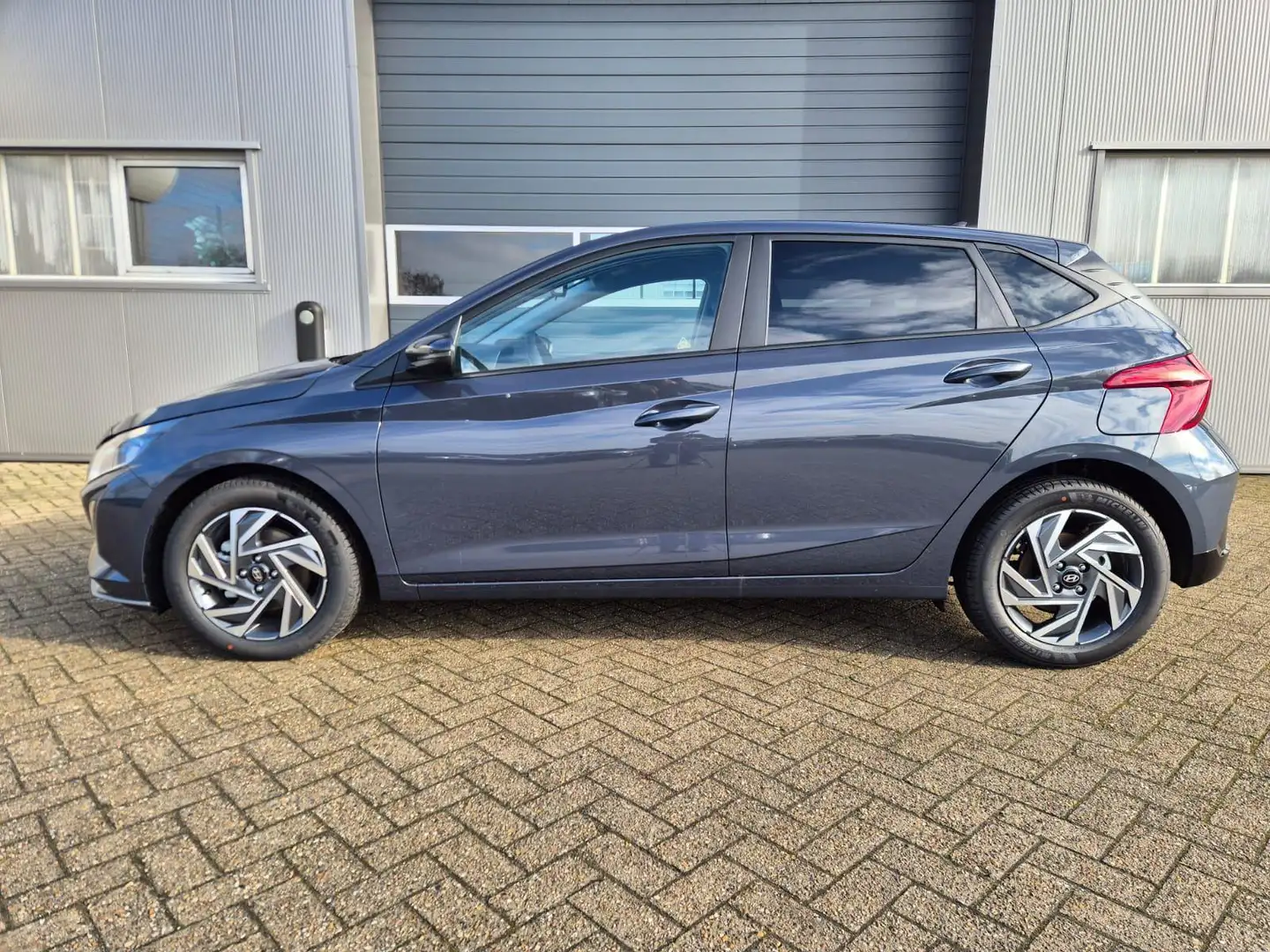 Hyundai i20 1.0 T-GDI 90PS Trend Automatik 5-türig Klimaaut... Grau - 2