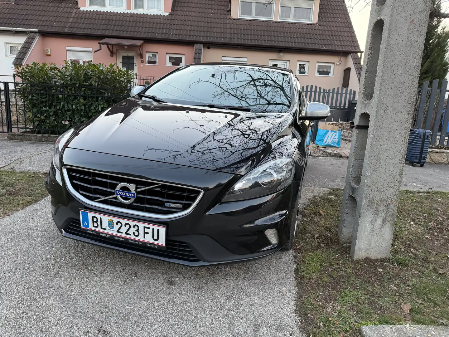 Volvo V40 V40 D4 Momentum R-Design Geartronic Momentum R-Des Schwarz - 2