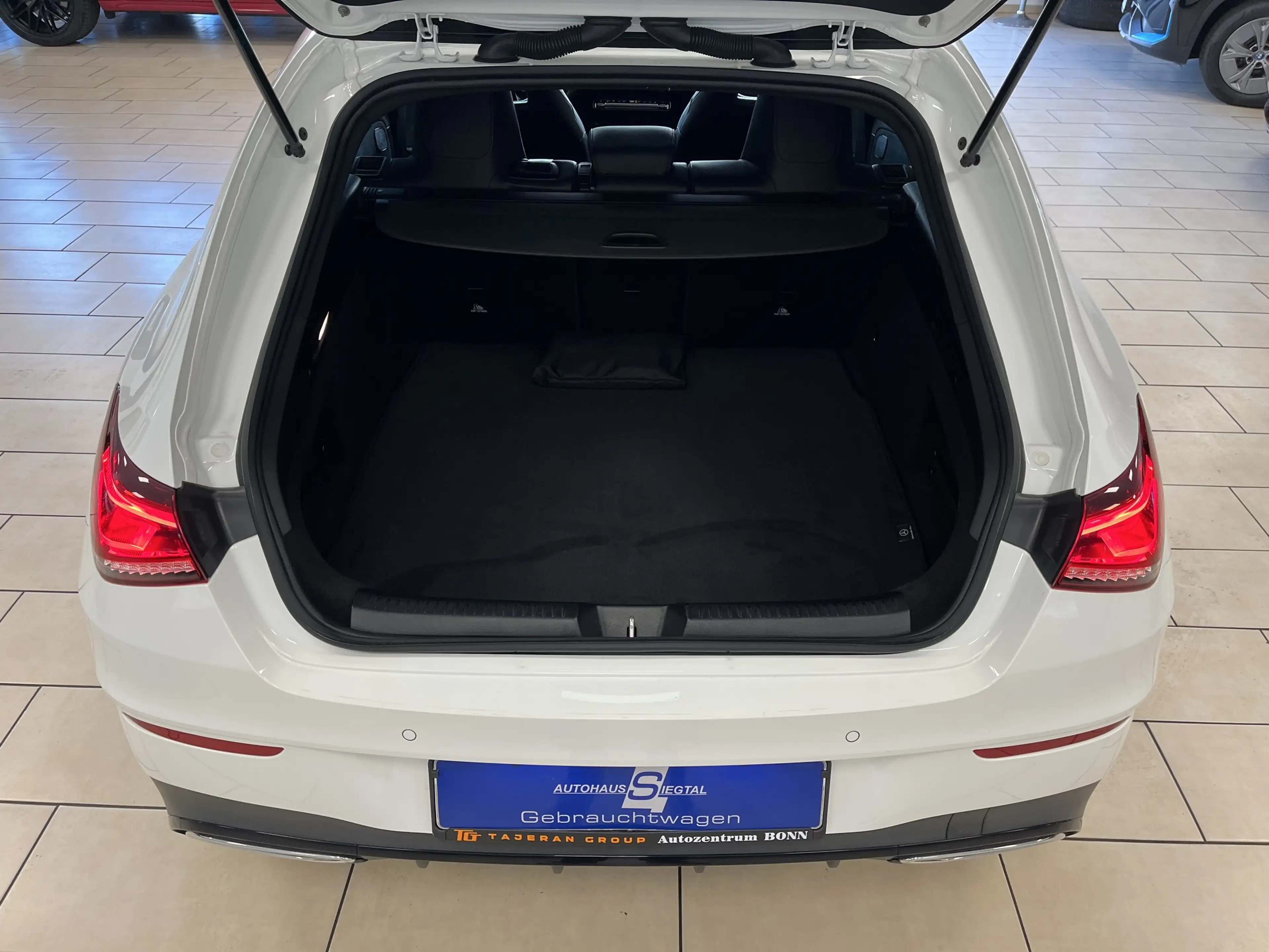 Mercedes-Benz CLA 220 Pano*AHK*HUD*360°Cam*ACC — photo 4