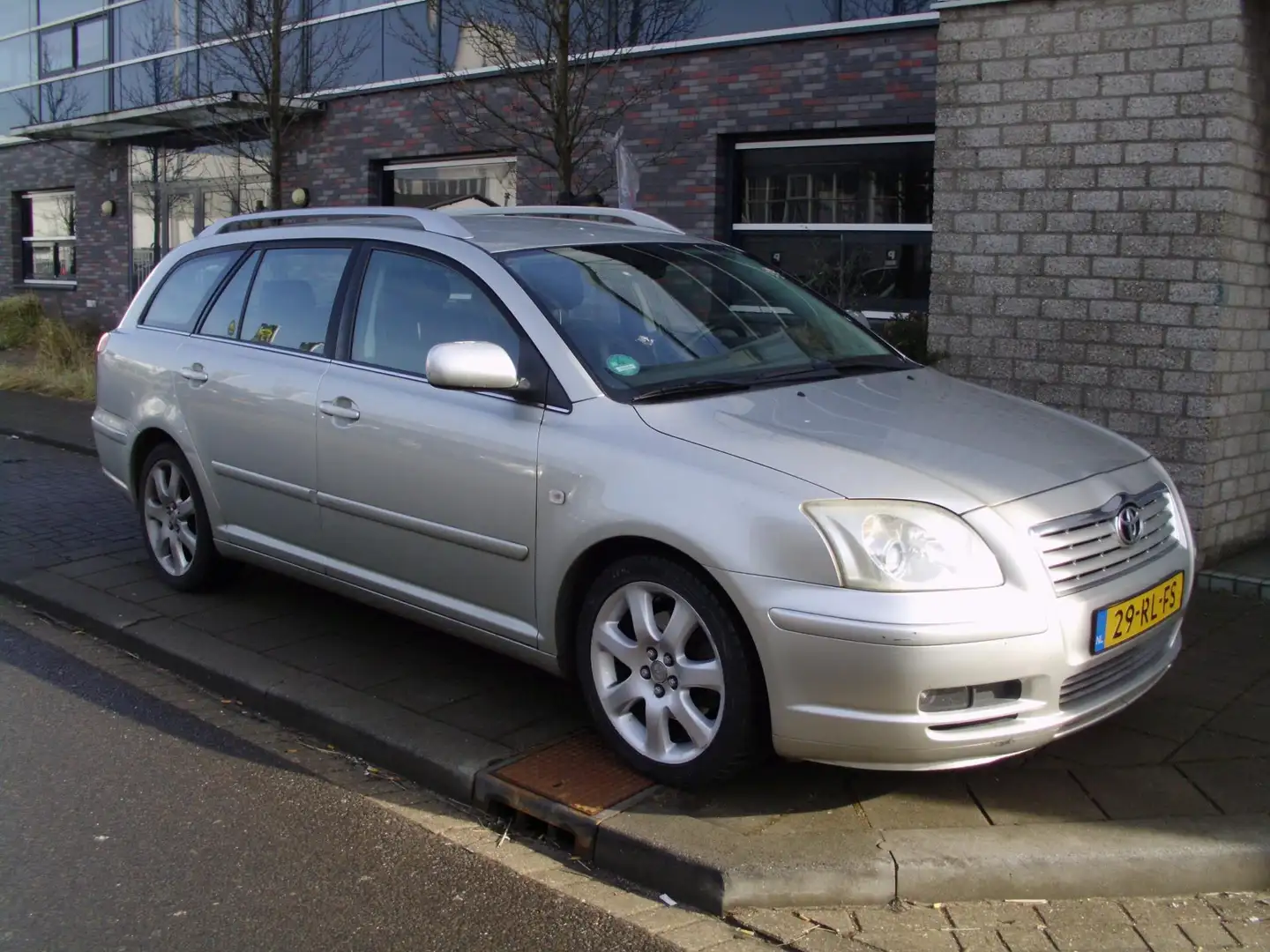 Toyota Avensis Wagon 2.4 VVTi Executive met navi leer airco Gris - 2