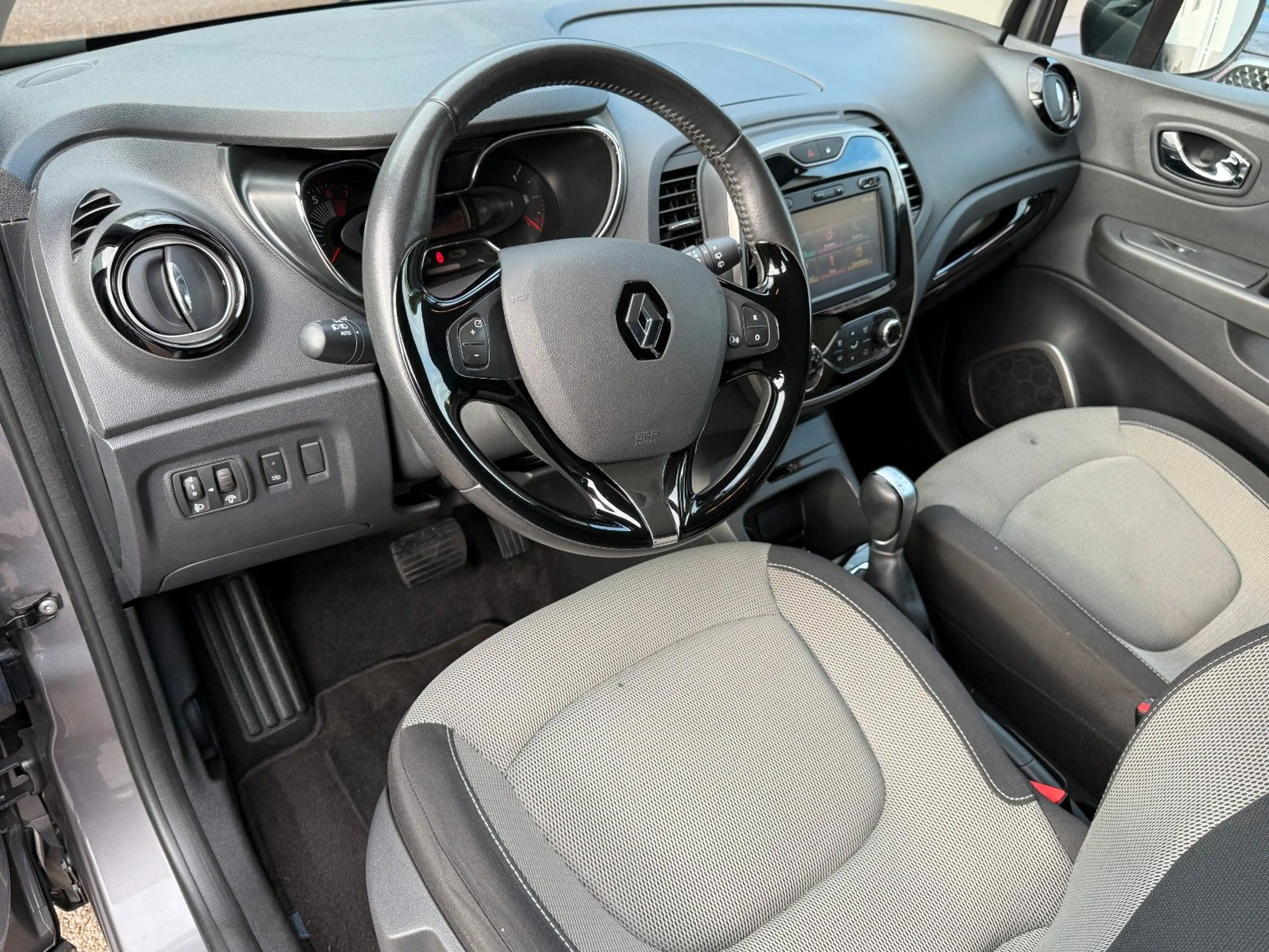Renault Captur Experience/Automatik/Navi/Temp./PDC — photo 29