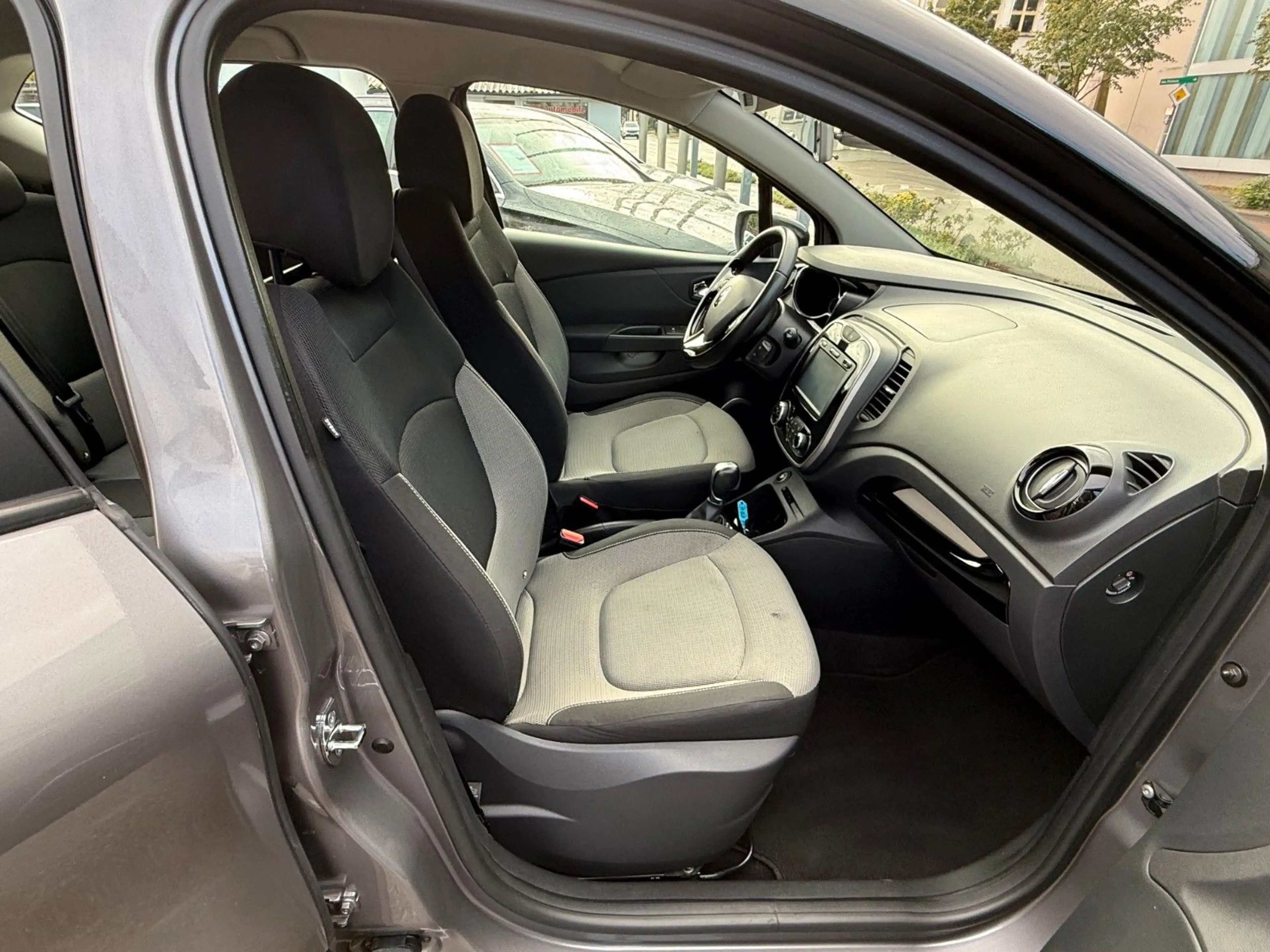 Renault Captur Experience/Automatik/Navi/Temp./PDC — photo 23