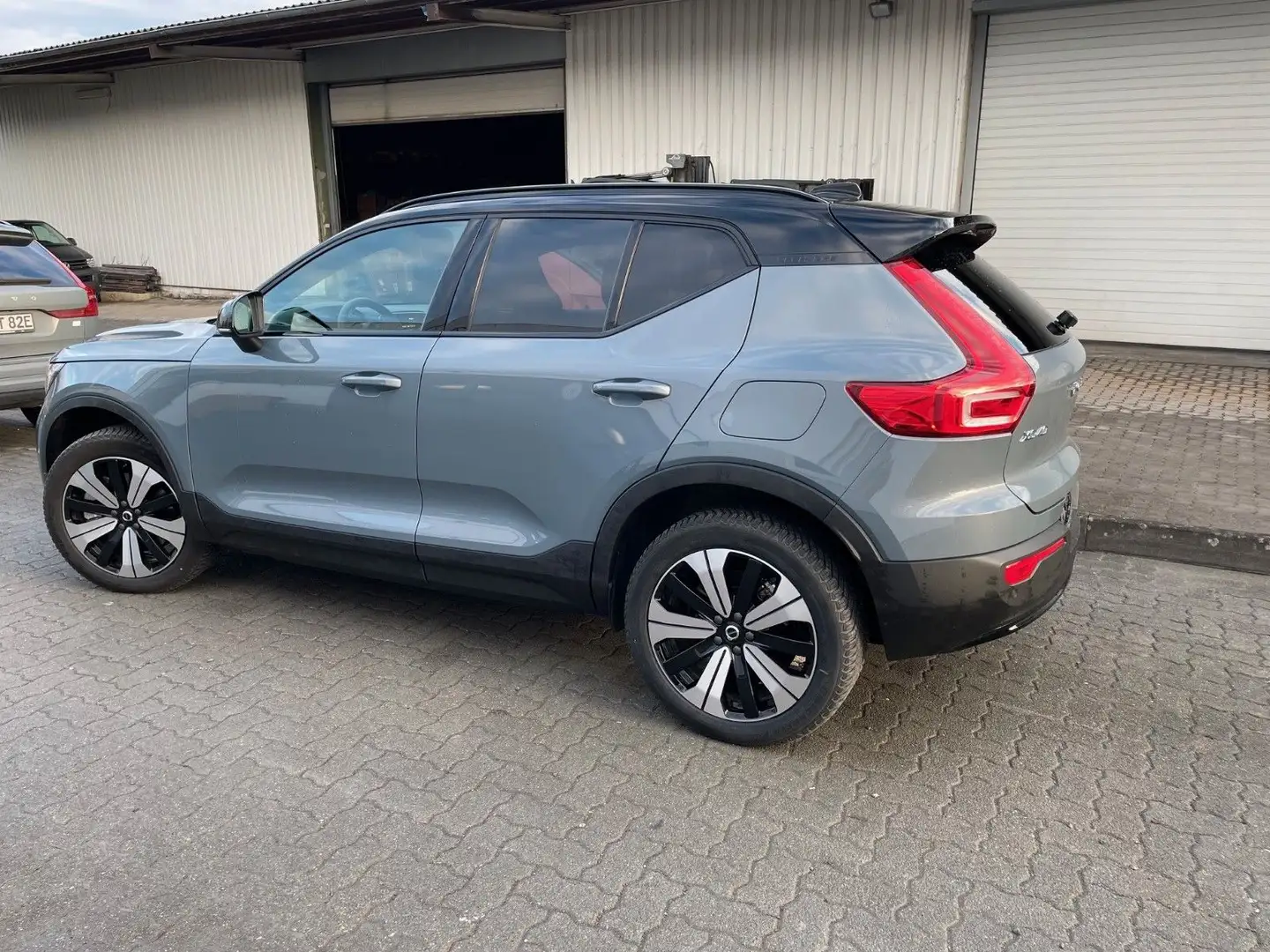 Volvo XC40 Recharge TWIN AWD Plus Aut/AHK/Connect/BLIS Grau - 2