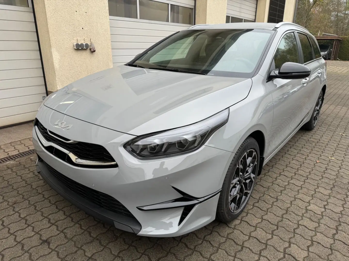 Kia Ceed SW / cee'd SW 1.5 T-GDI Nightline Edition Grau - 1