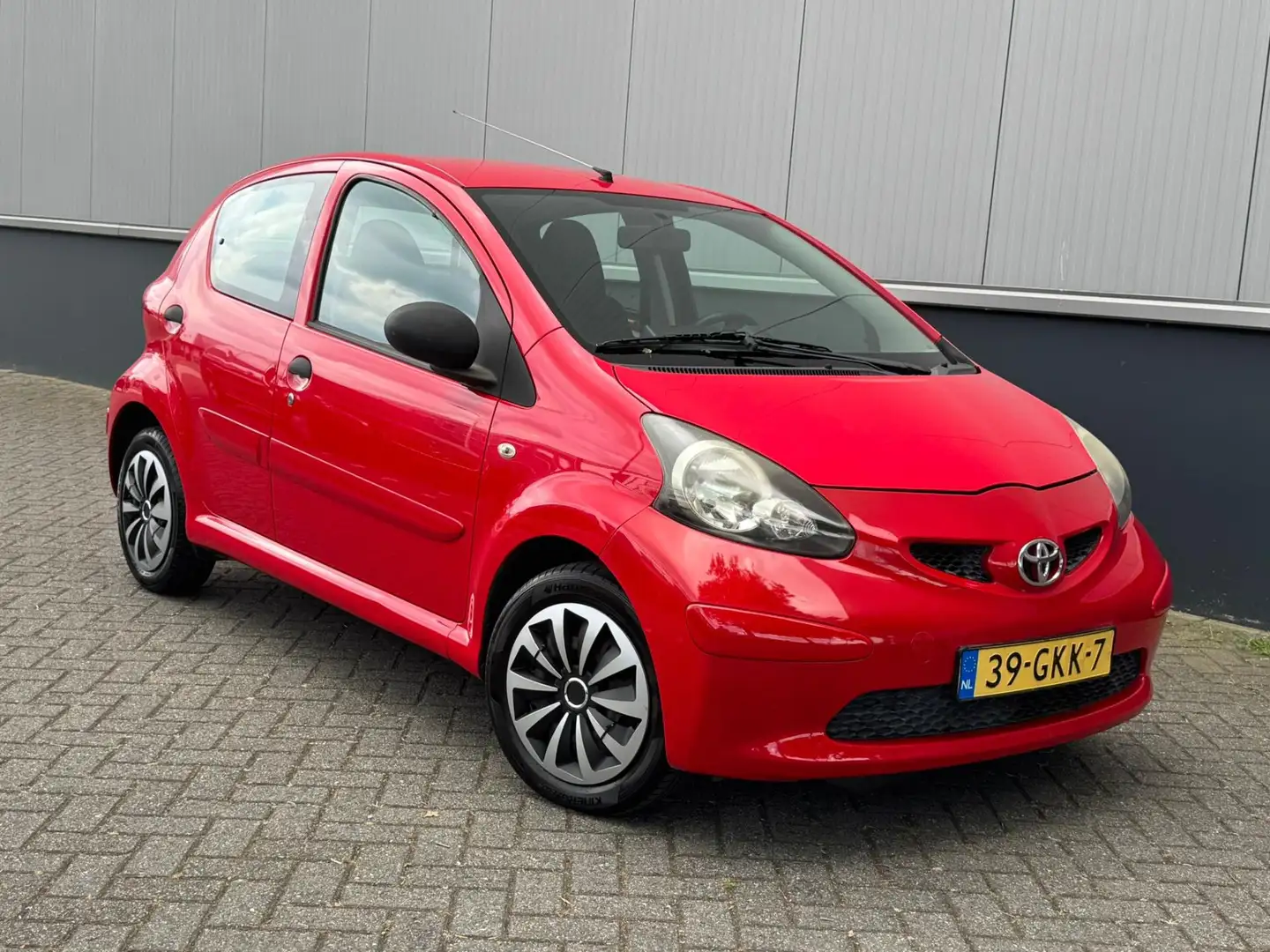 Toyota Aygo 1.0-12V Nette auto Nieuwe apk 80000km nap Rood - 2