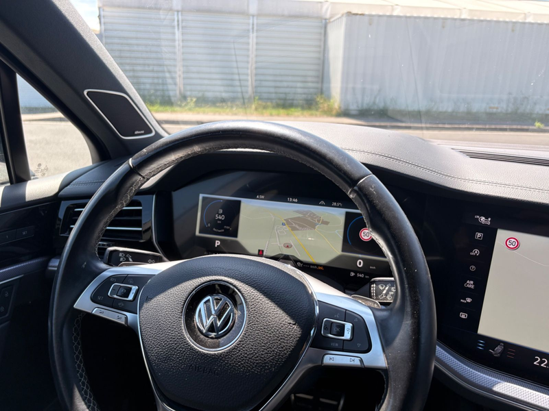 Volkswagen Touareg R-Line Dynaudio Suzuka AHK dig. Cockpit — photo 15