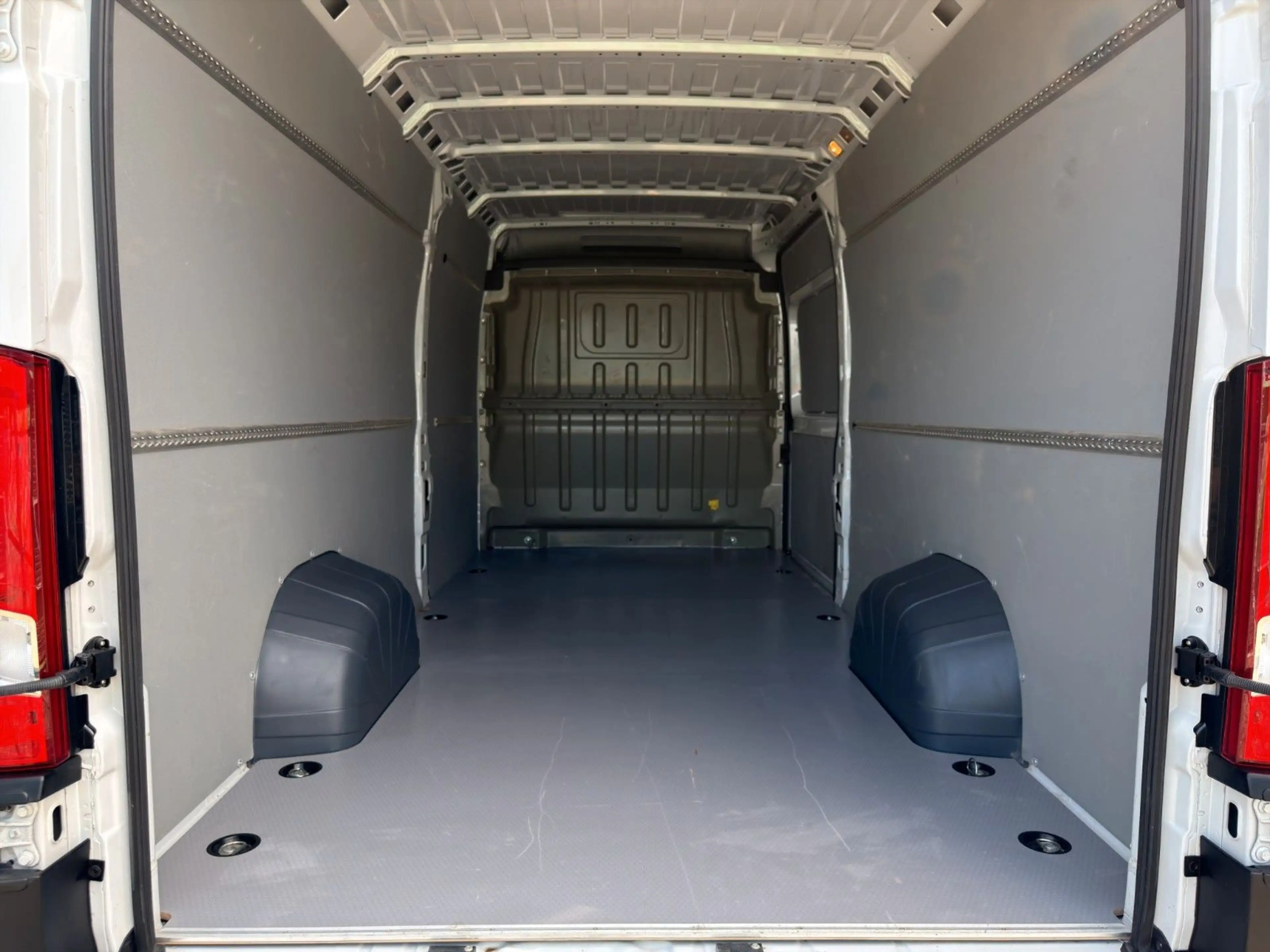 Peugeot Boxer KW 435 L4H2 HDi 180 EAT8 — photo 14