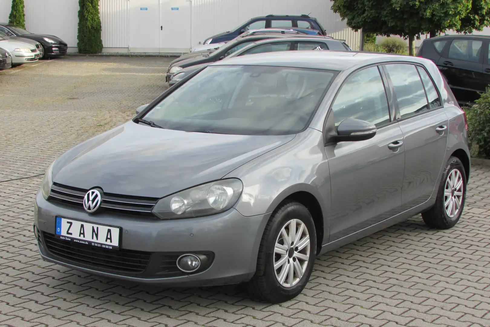 Volkswagen Golf 1.6 TDI DPF move Grau - 1