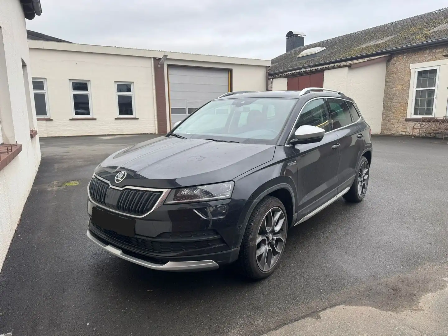 Skoda Karoq Scout 4x4/GETRIEBE-FEHLER/VOLLAUSSTATTUNG Noir - 1