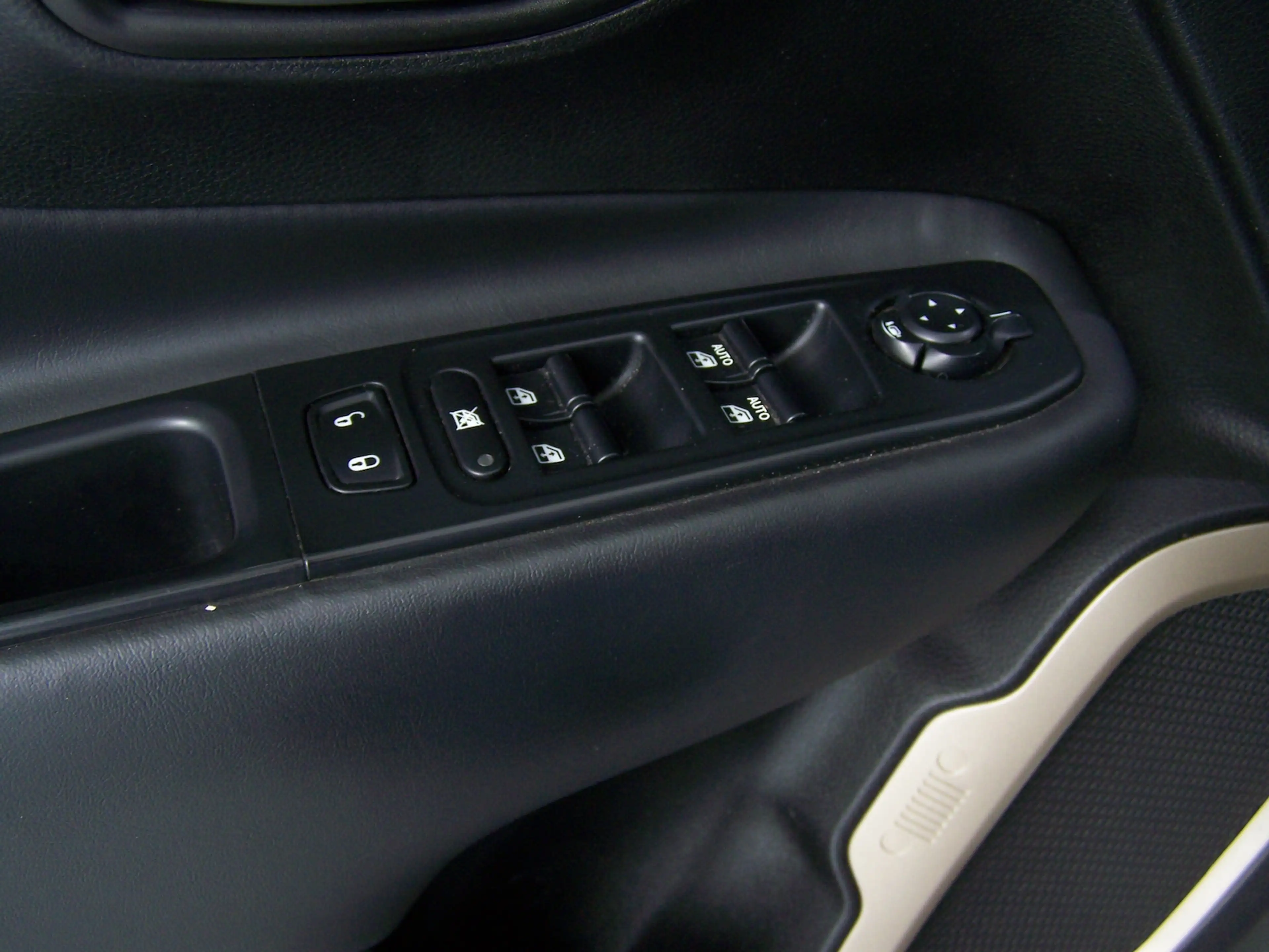 Jeep Renegade 2.0 MultiJet 75th Anniversary 4WD AUTO — photo 8