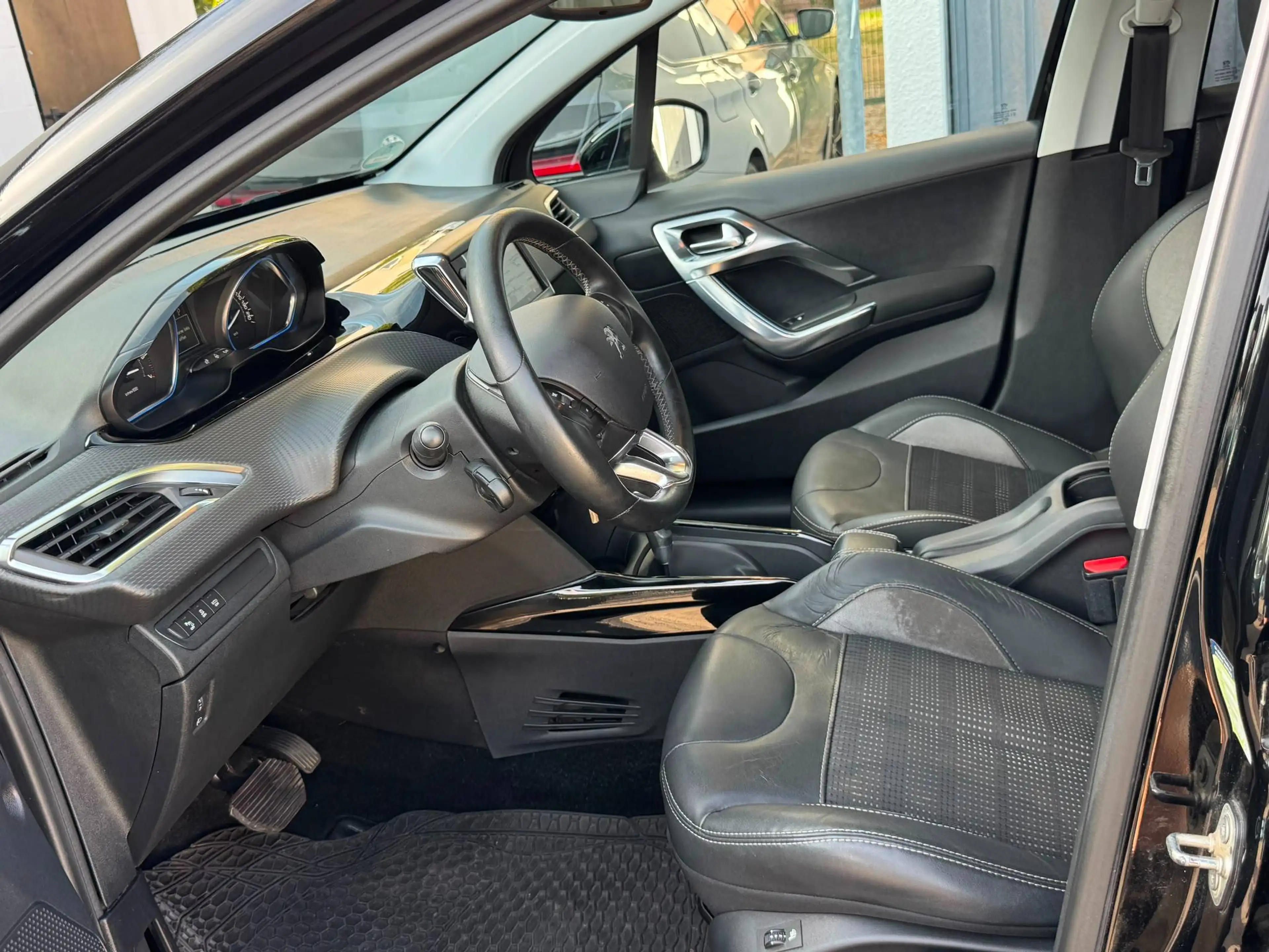 Peugeot 2008 Allure — photo 8