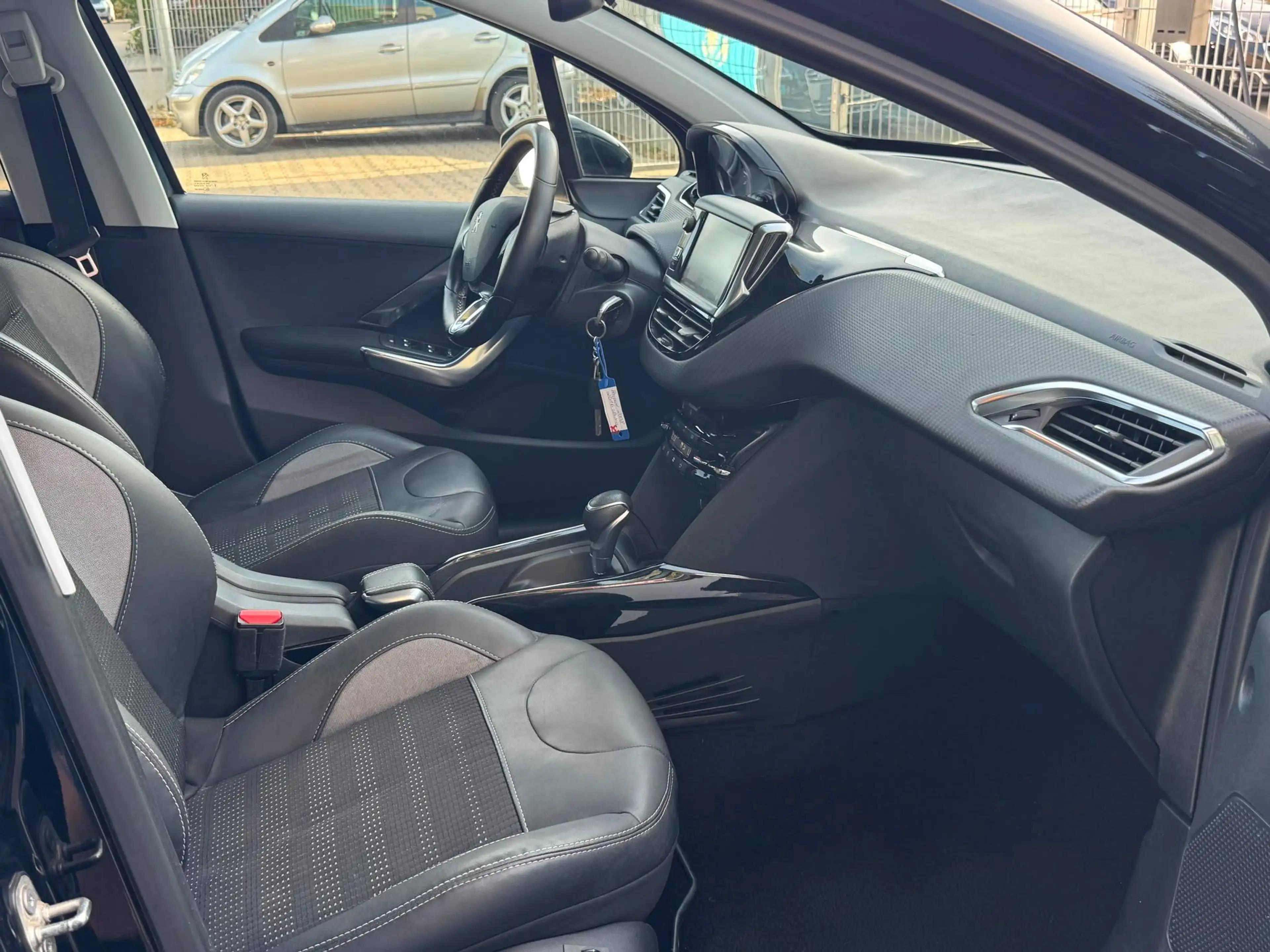 Peugeot 2008 Allure — photo 14