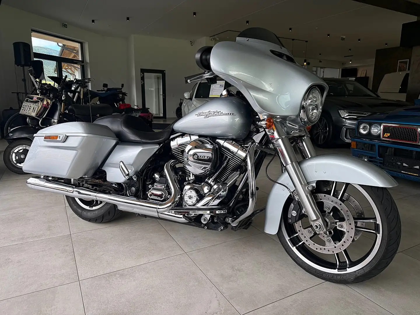 Harley-Davidson Street Glide Street Glide FLHX* 1700* MEGA* Akrapovic* Radio* Finanzierung ab 199,- mtl Silber - 2