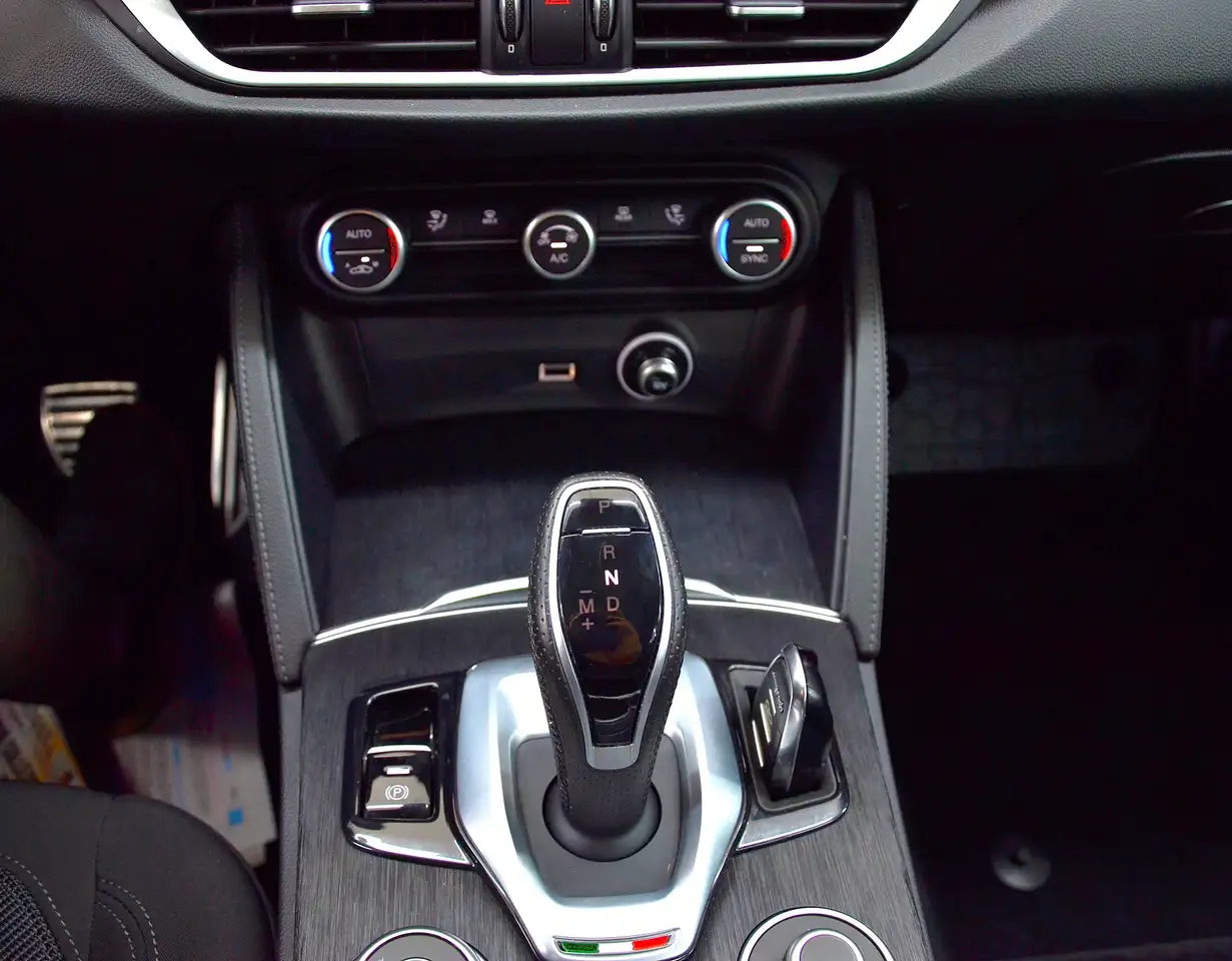 Alfa Romeo Stelvio 2022 — фото 10