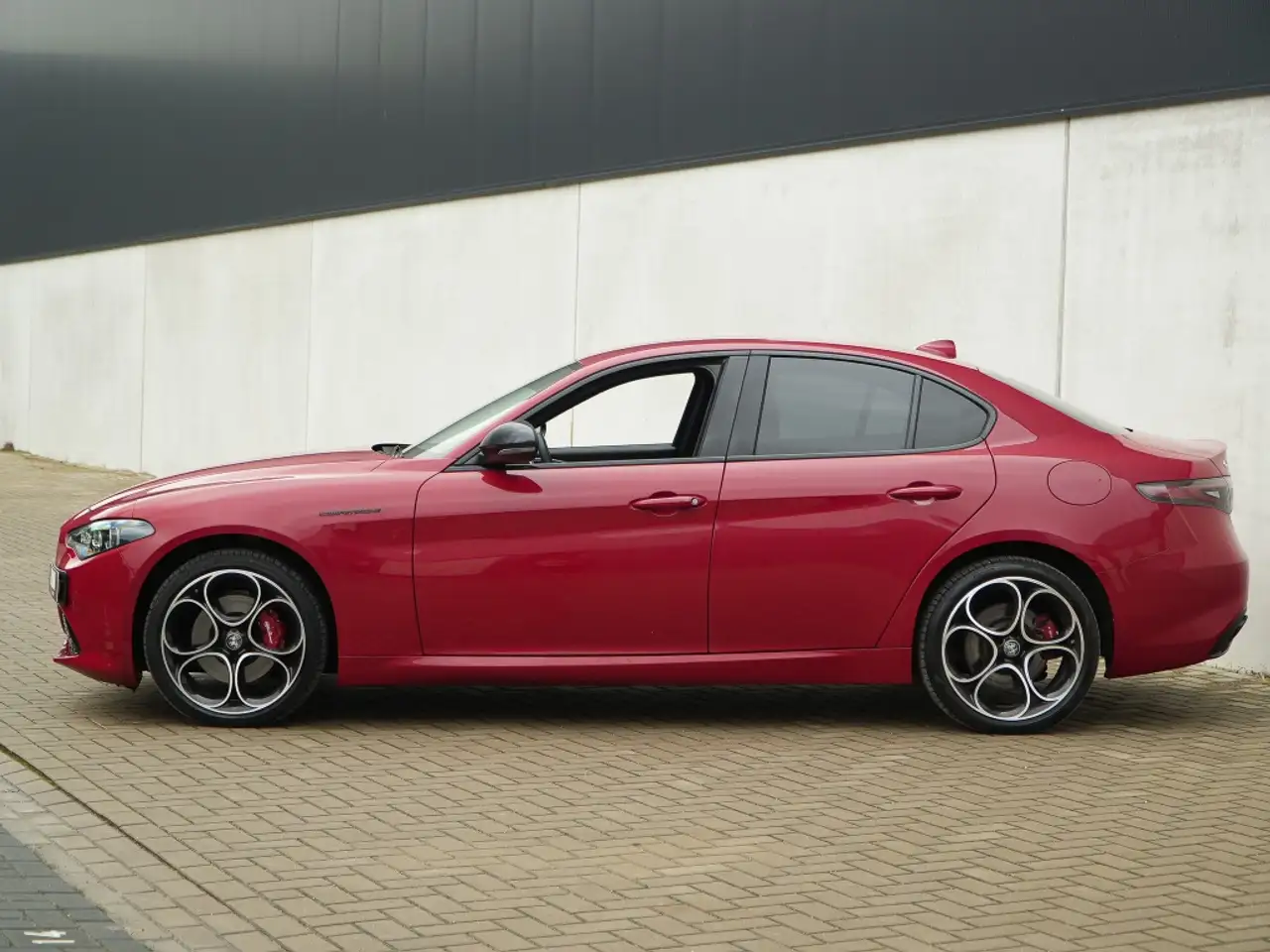 Alfa Romeo Giulia 2023 — фото 12