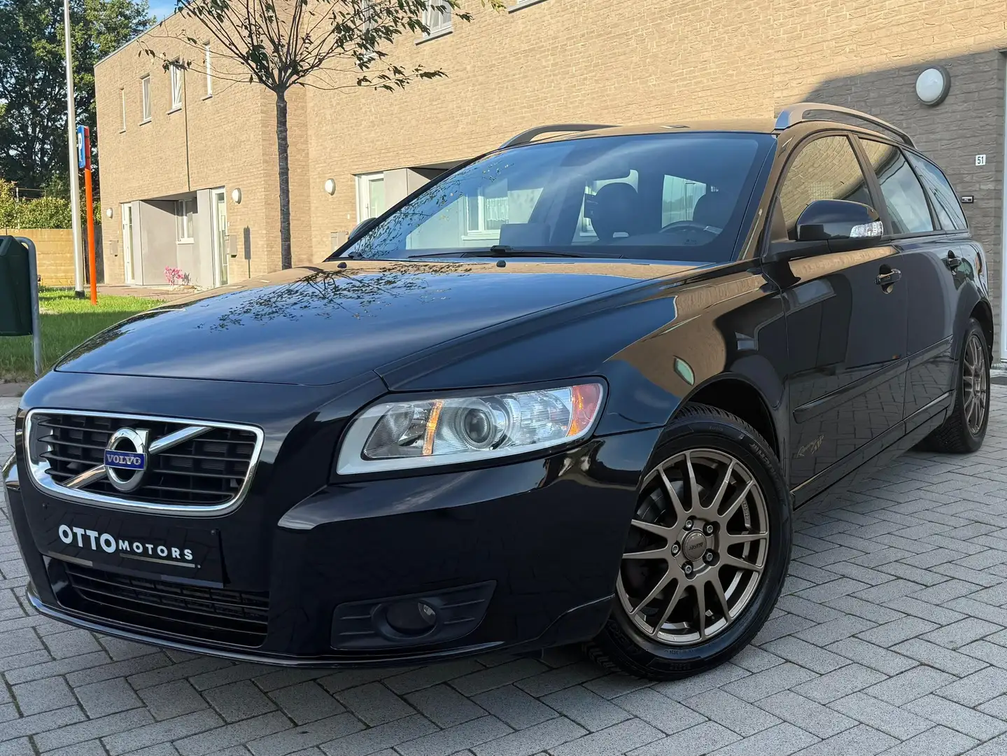 Volvo V50 V50 DPF DRIVe Momentum | Navi | Leder | Garantie Чорний - 1