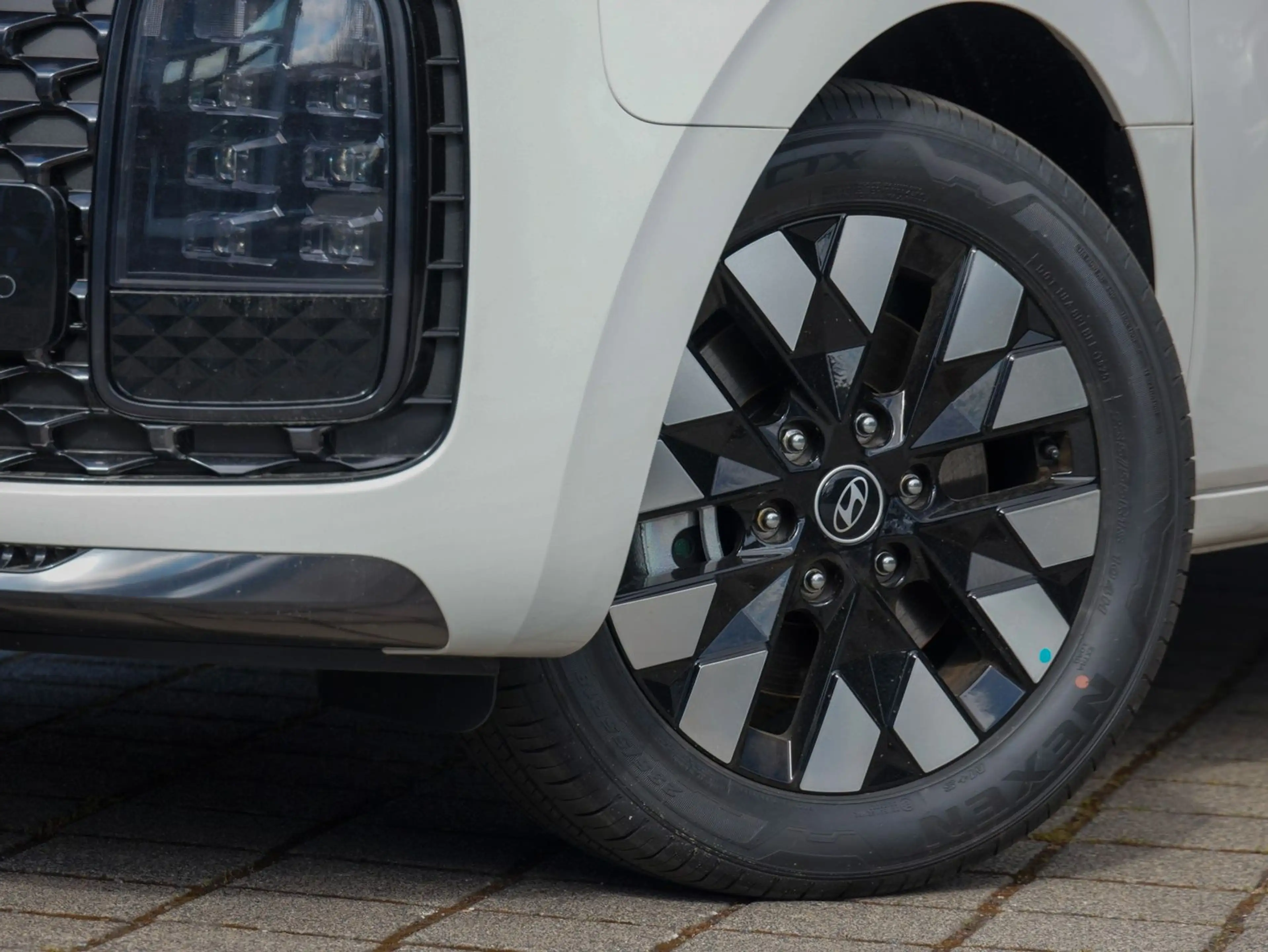 Hyundai STARIA Signature Hybrid 2WD — photo 3