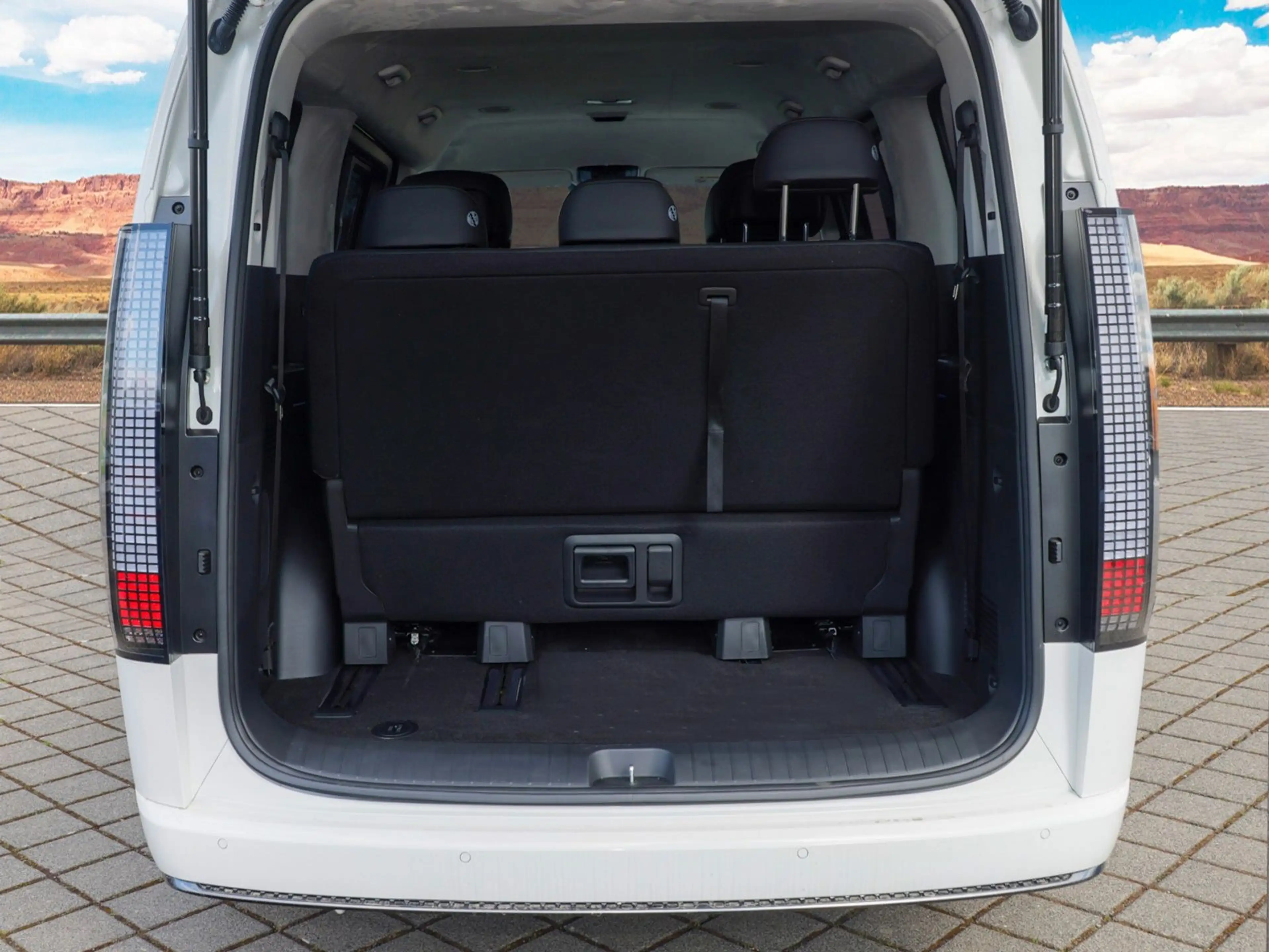 Hyundai STARIA Signature Hybrid 2WD — photo 13