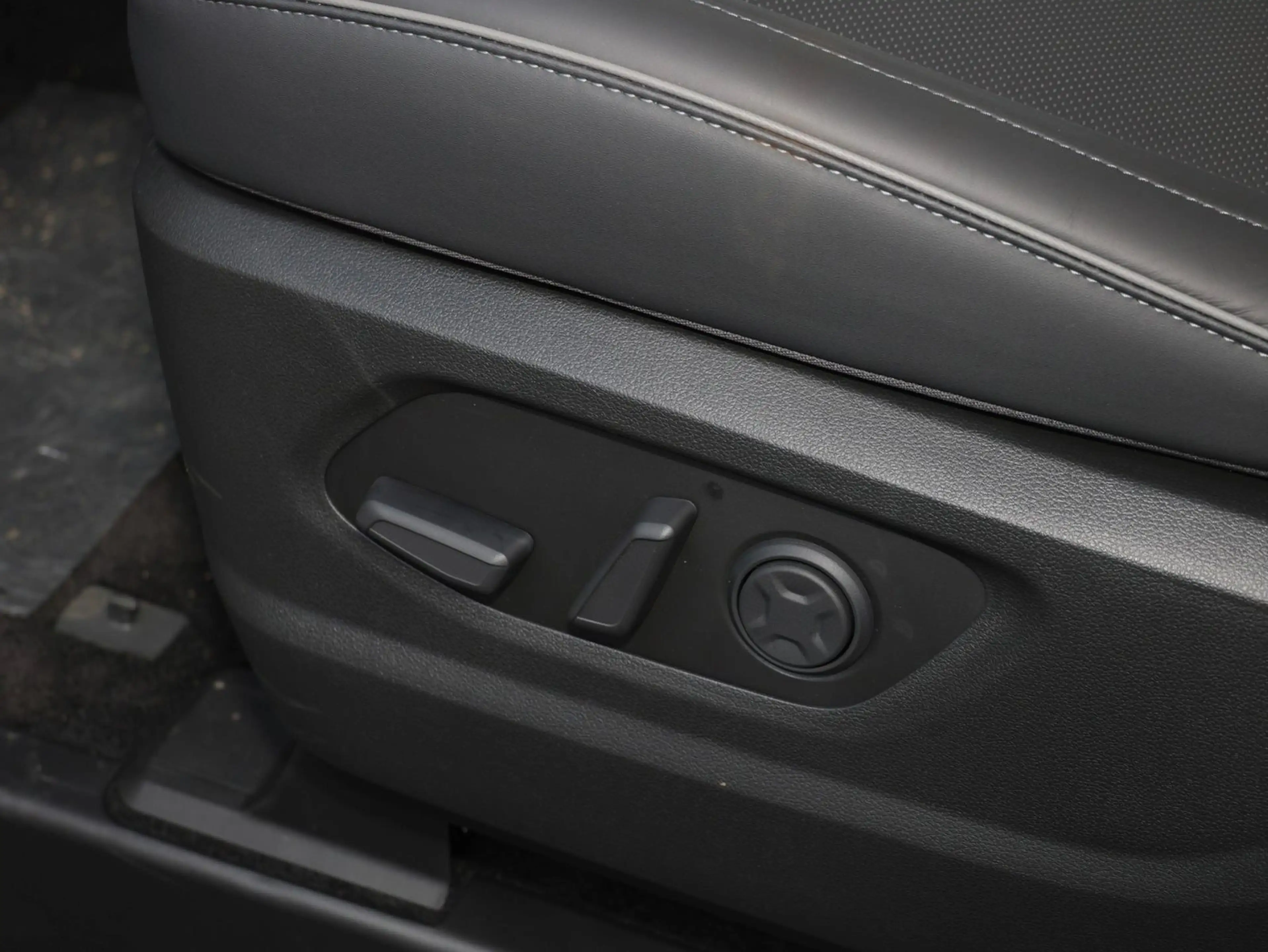 Hyundai STARIA Signature Hybrid 2WD — photo 4