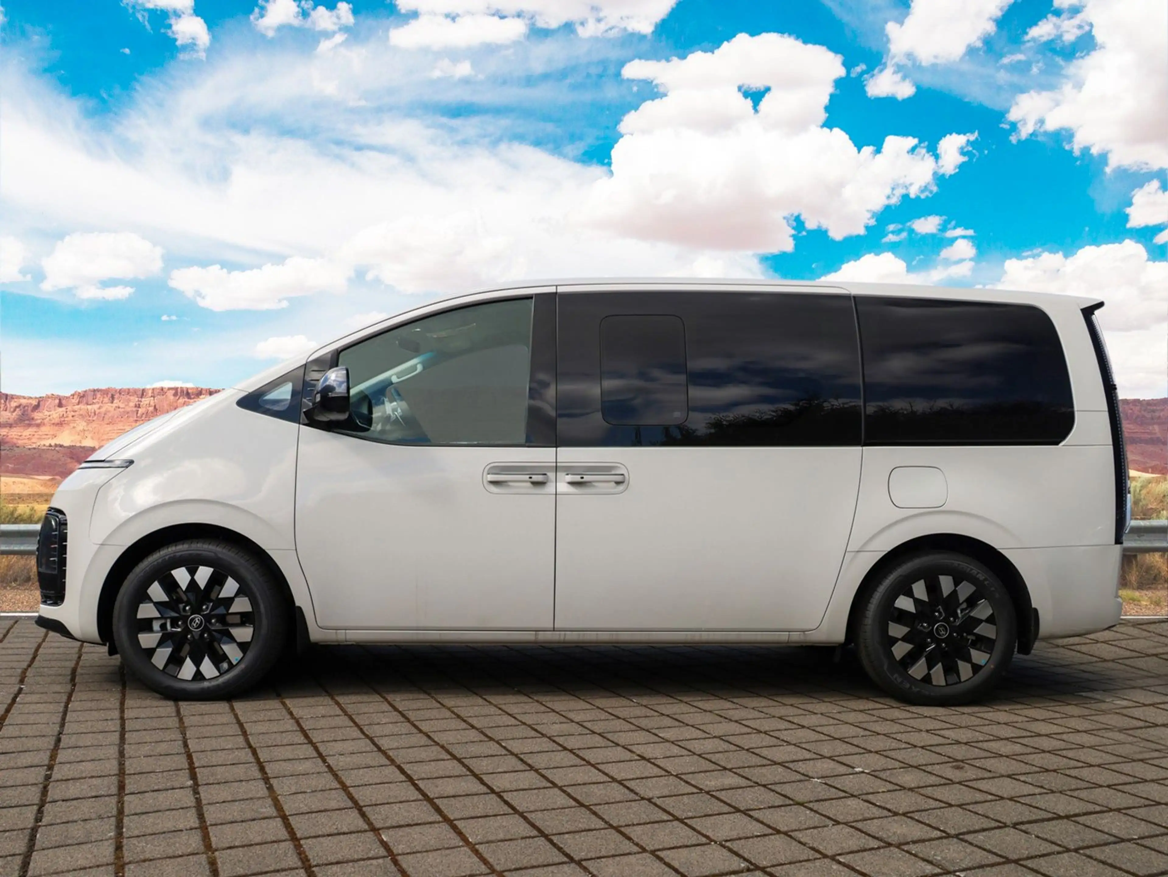 Hyundai STARIA Signature Hybrid 2WD — photo 7