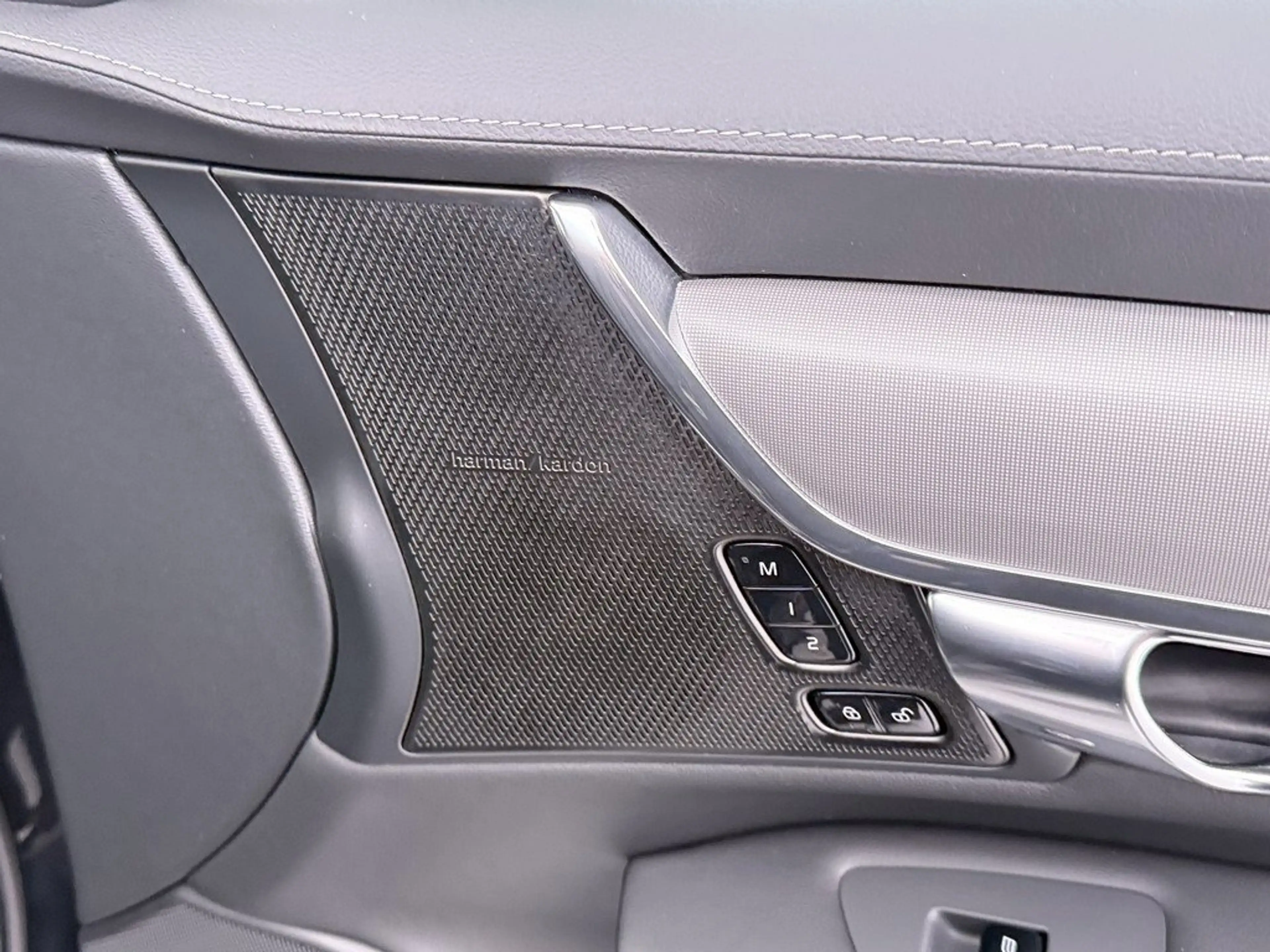 Volvo V90 T6 Plus Bright Plug-In Hybrid AWD — photo 26