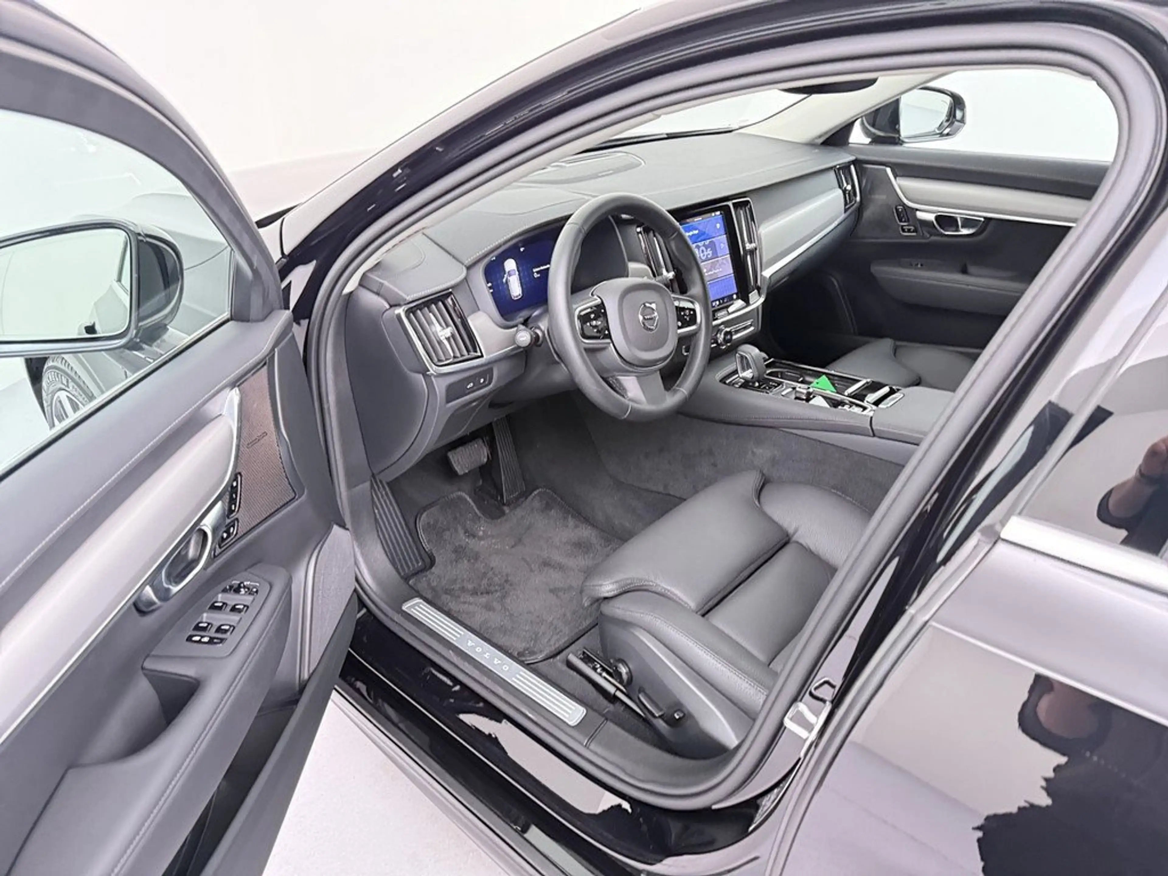 Volvo V90 T6 Plus Bright Plug-In Hybrid AWD — photo 11