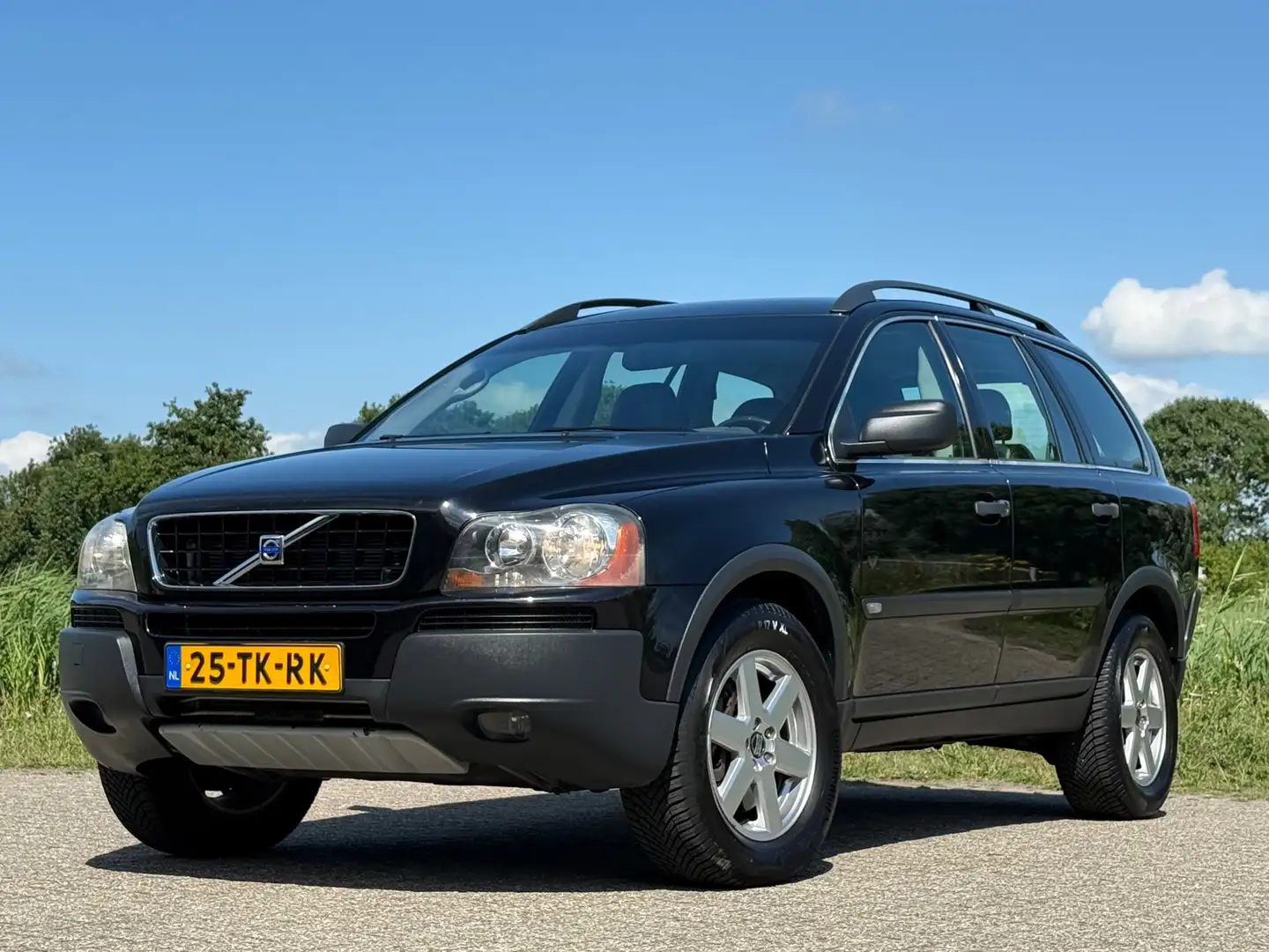 Volvo XC90 2.5 T Momentum 7pers - Black Sapphire Metallic - L Negro - 2