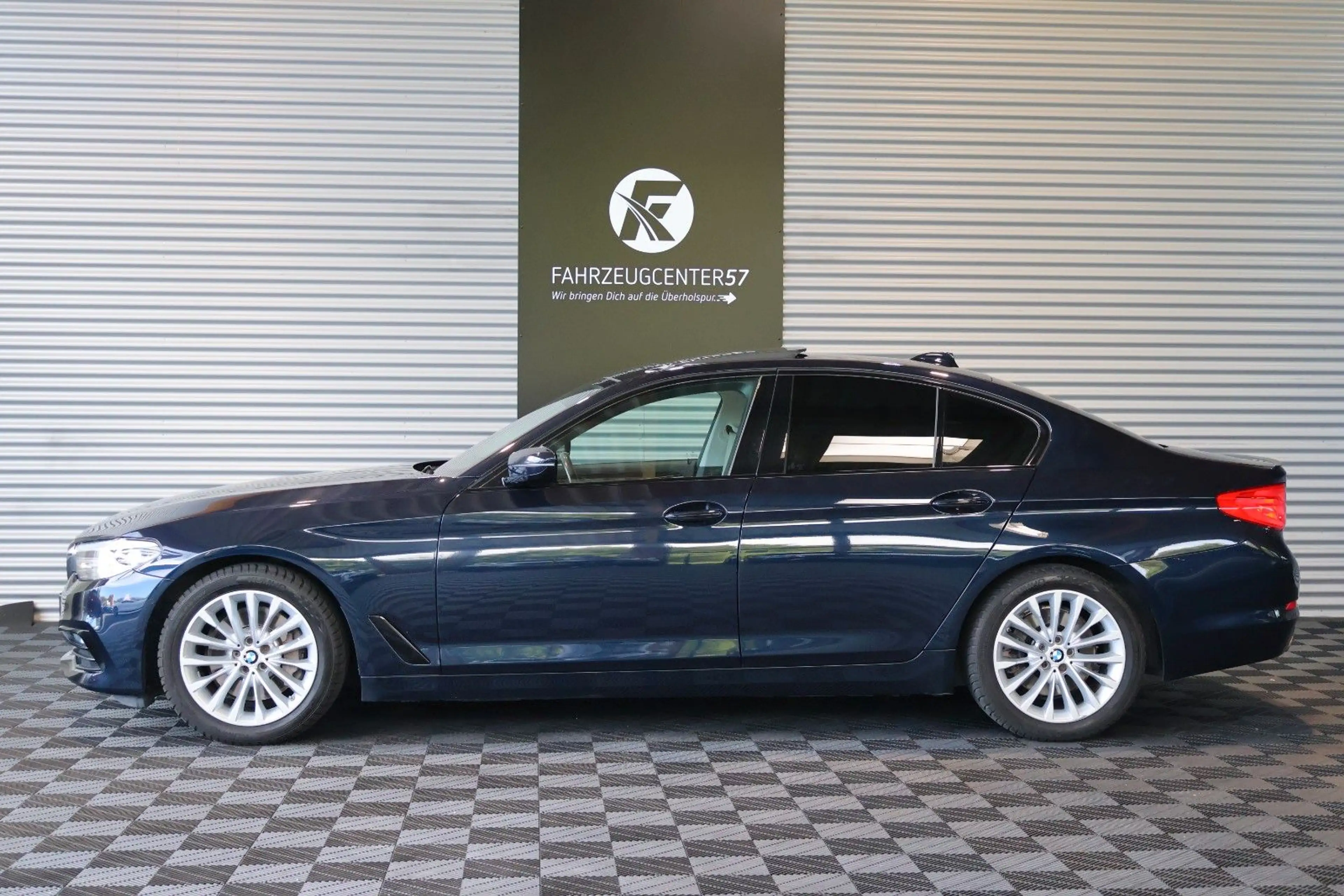 BMW 525 d G30 LED/SHZ/PDC/CARPLAY/SCHIEBEDACH — photo 2