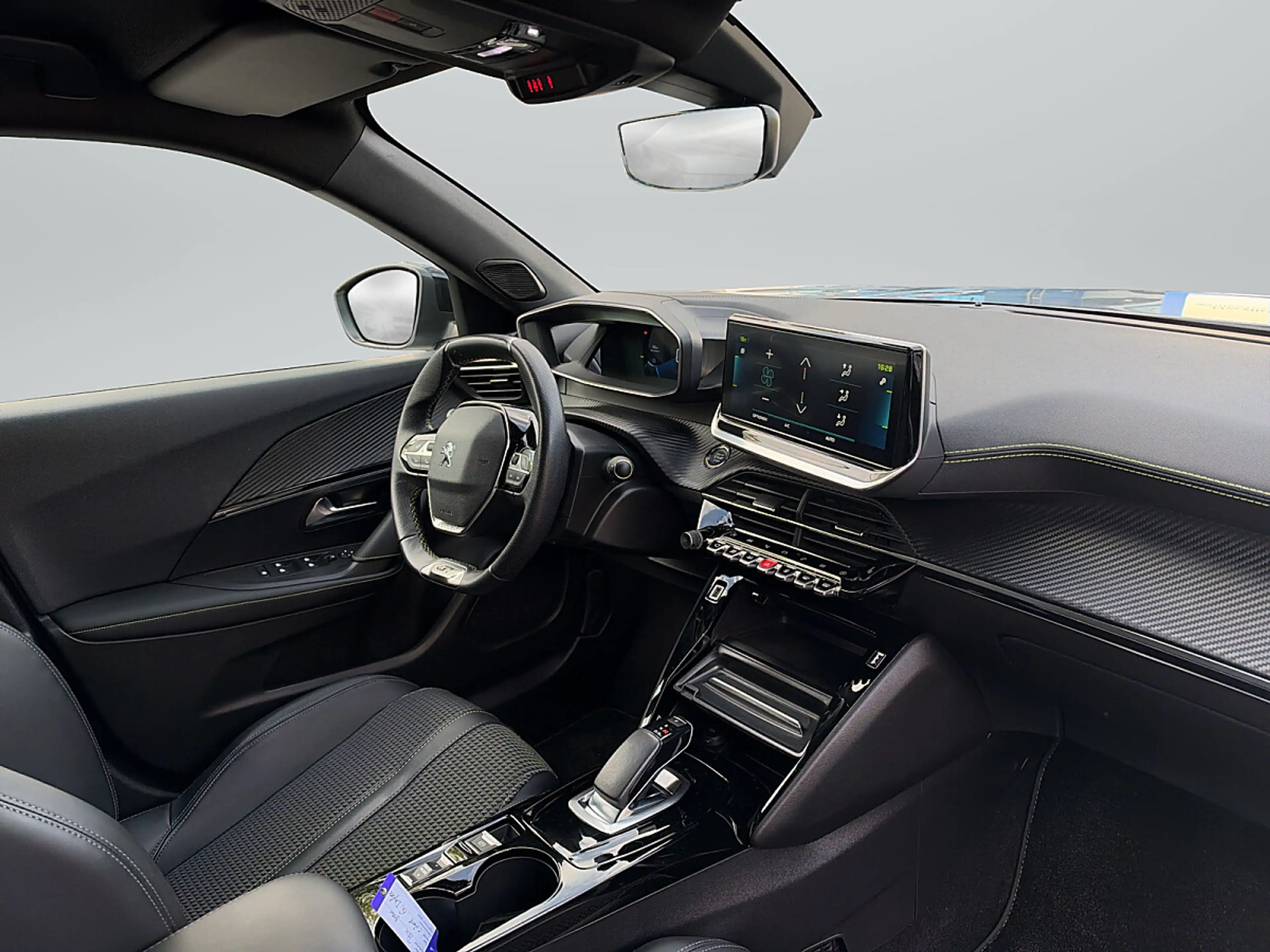 Peugeot e-2008 50kWh GT — photo 3