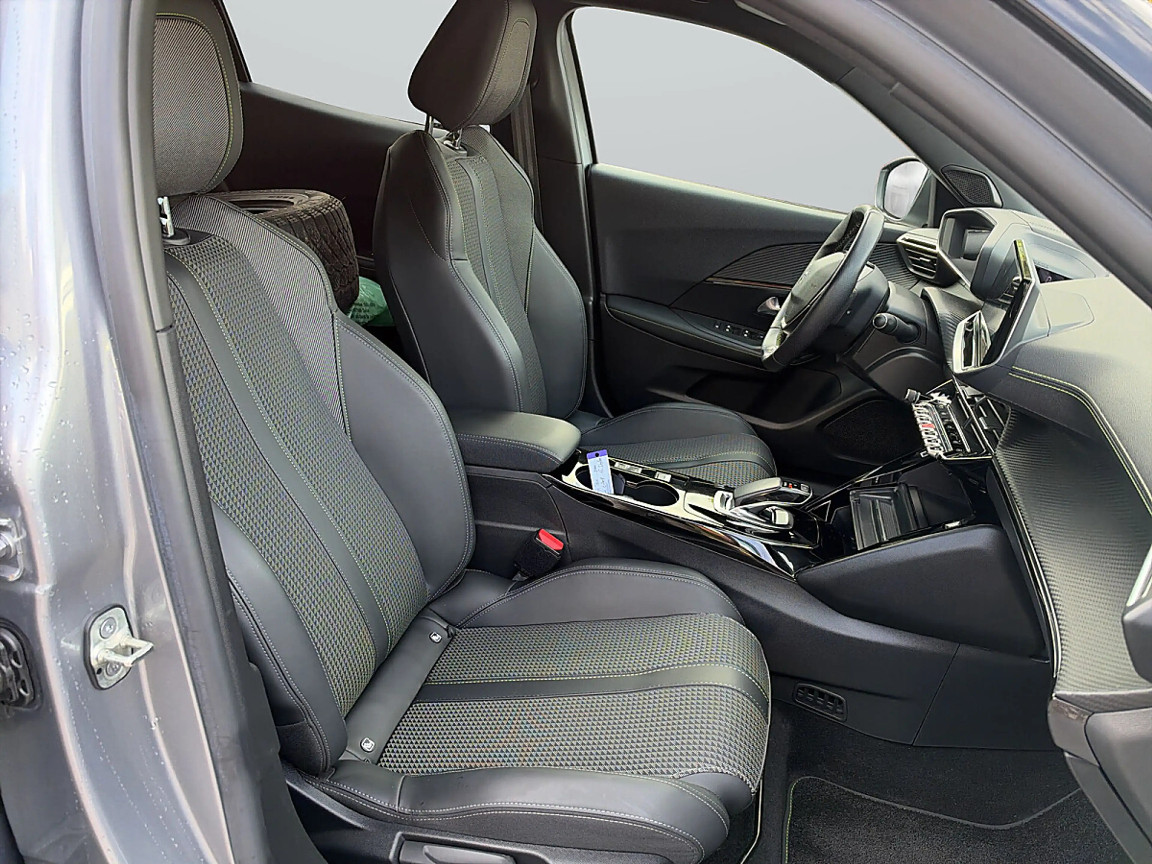 Peugeot e-2008 50kWh GT — photo 8