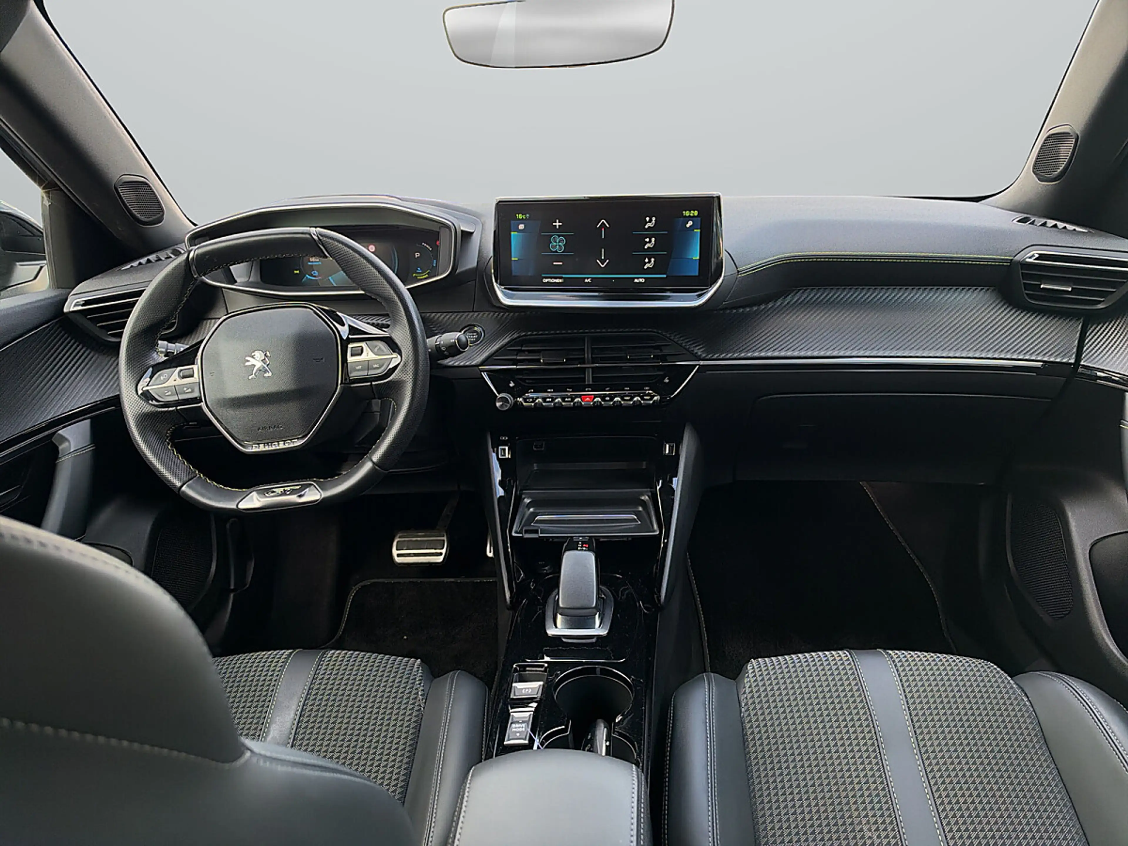 Peugeot e-2008 50kWh GT — photo 7