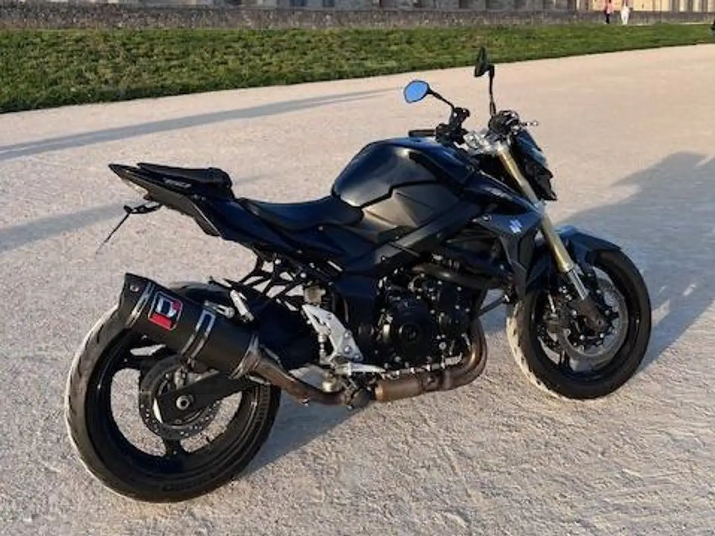 Suzuki GSR 750 Noir - 2