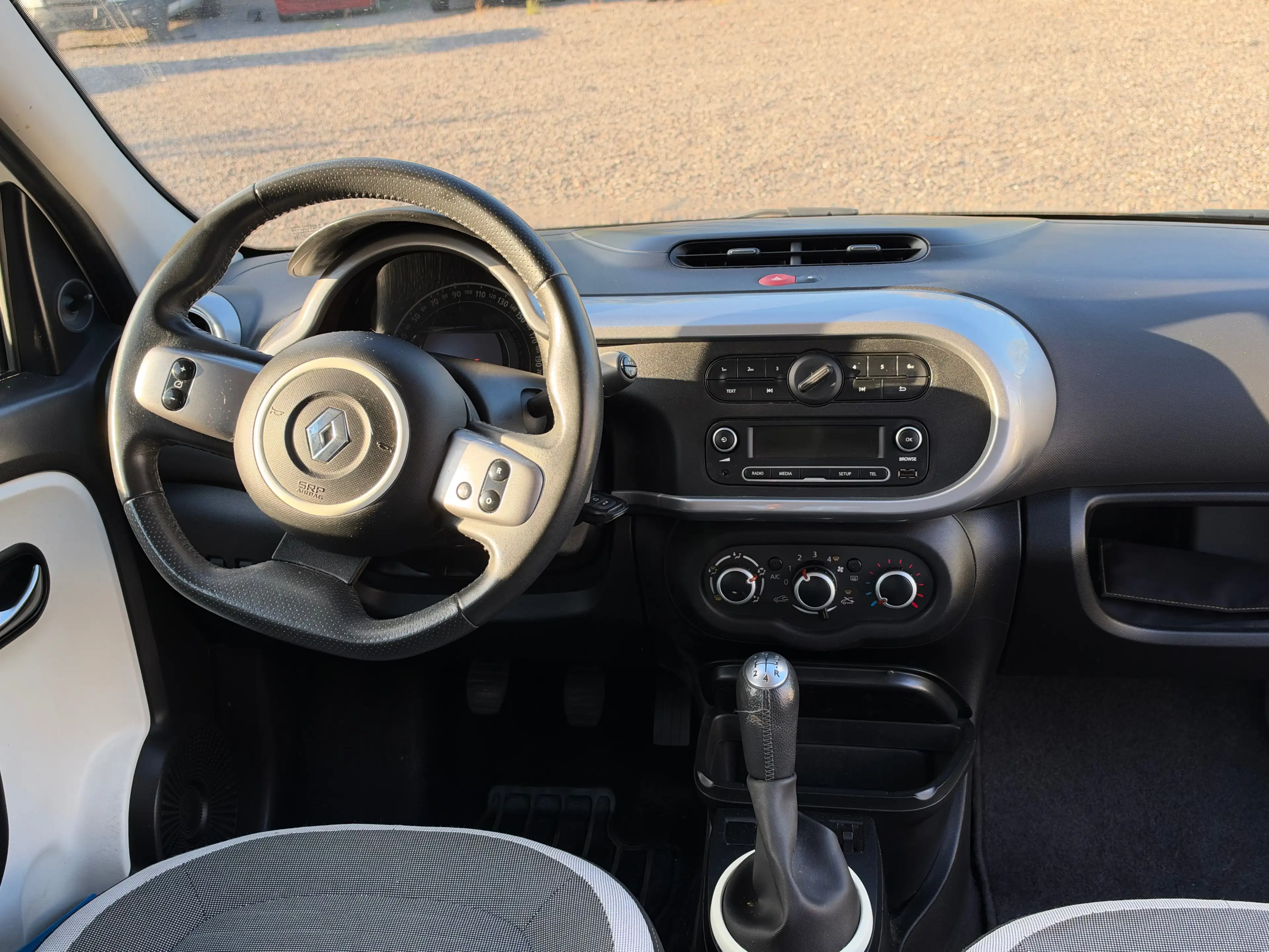 Renault Twingo Limited /TÜV 3/2028 — photo 11