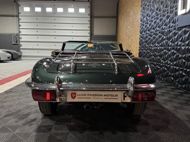 Jaguar E-Type view 6