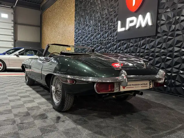 Jaguar E-Type view 7