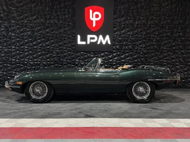 Jaguar E-Type view 4