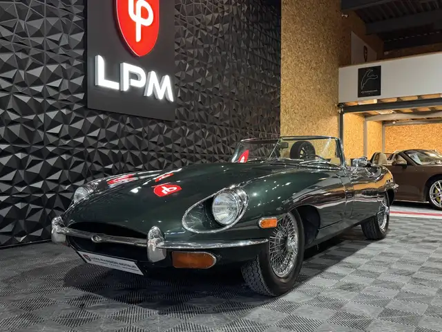 Jaguar E-Type view 5