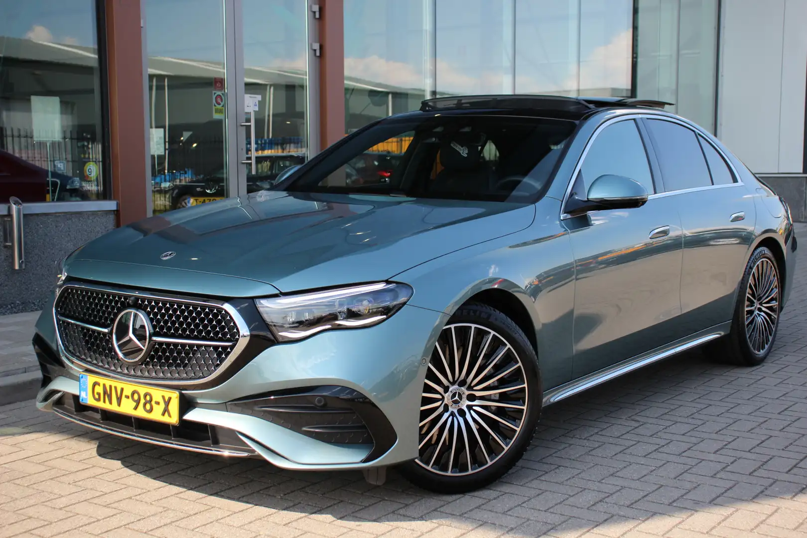 Mercedes-Benz E 300 e AMG Line | Superscreen | Pano | Burmester | 360 Groen - 2