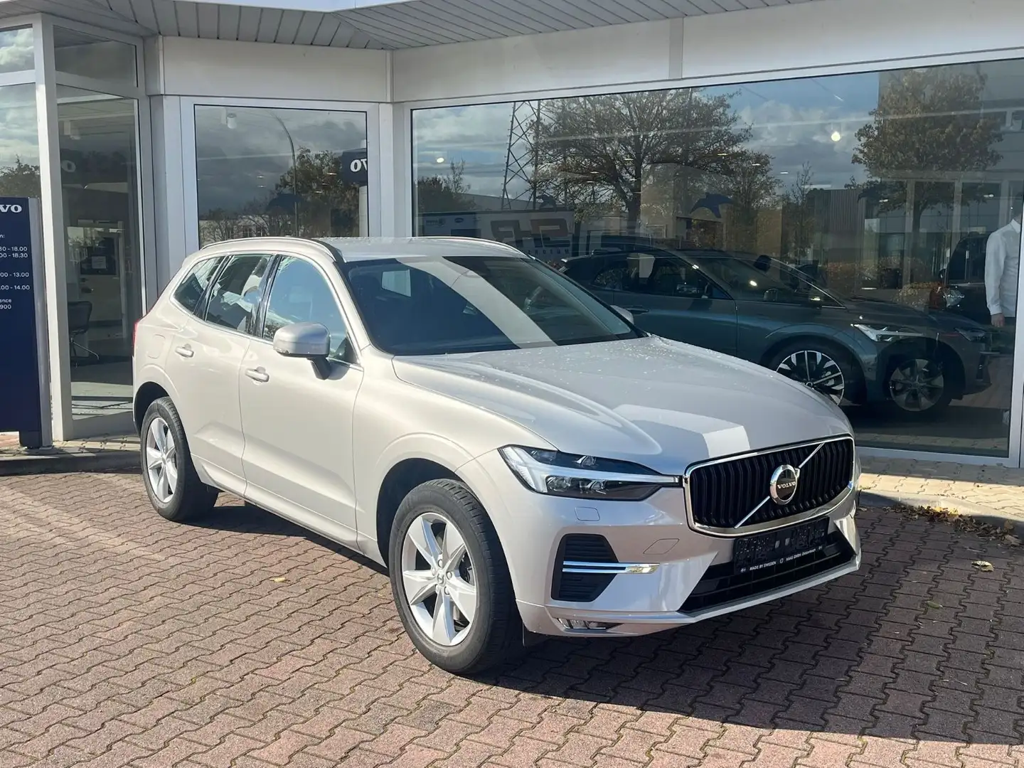 Volvo XC60 B4 D AWD Momentum Pro Geartronic Plateado - 1