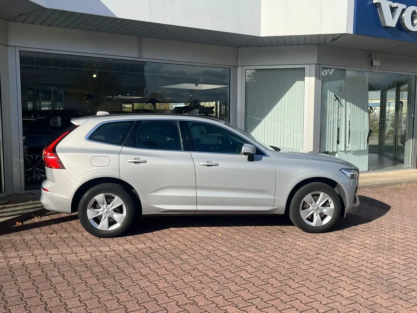 Volvo XC60 B4 D AWD Momentum Pro Geartronic Plateado - 2