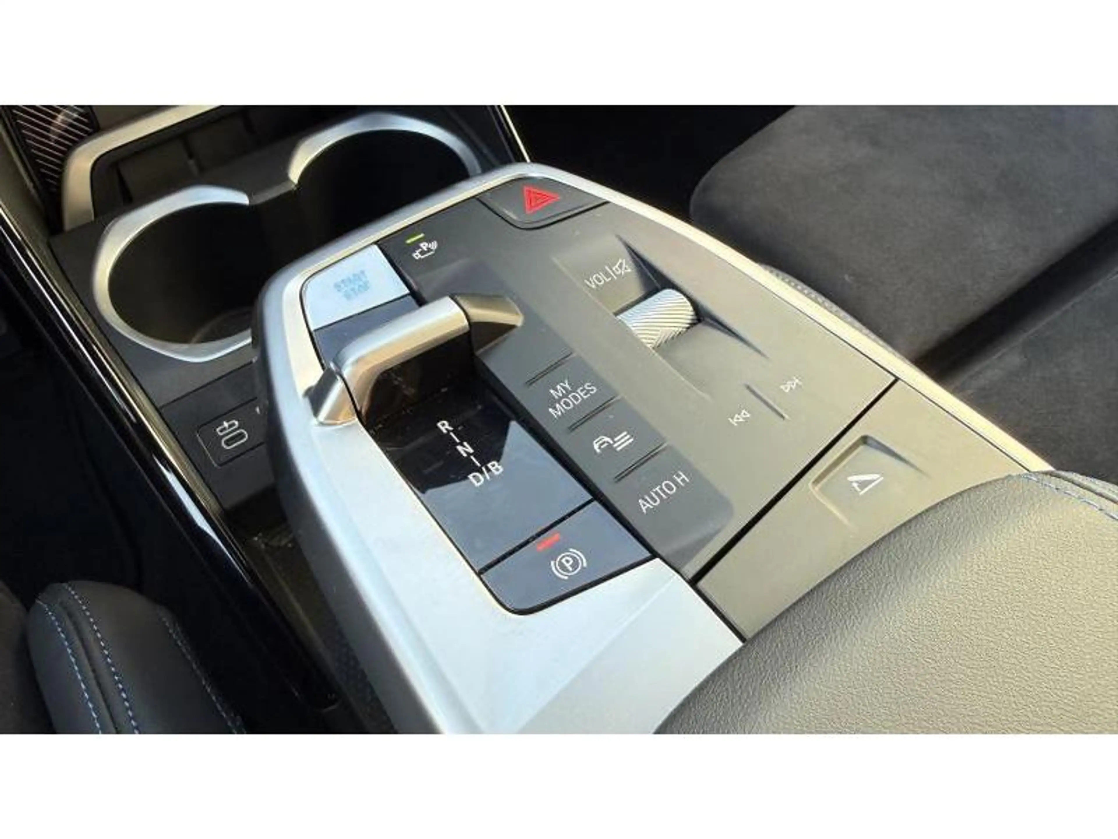 BMW iX2 eDrive 20 Kit M Sport Iconic Glow Affichage tête — photo 15