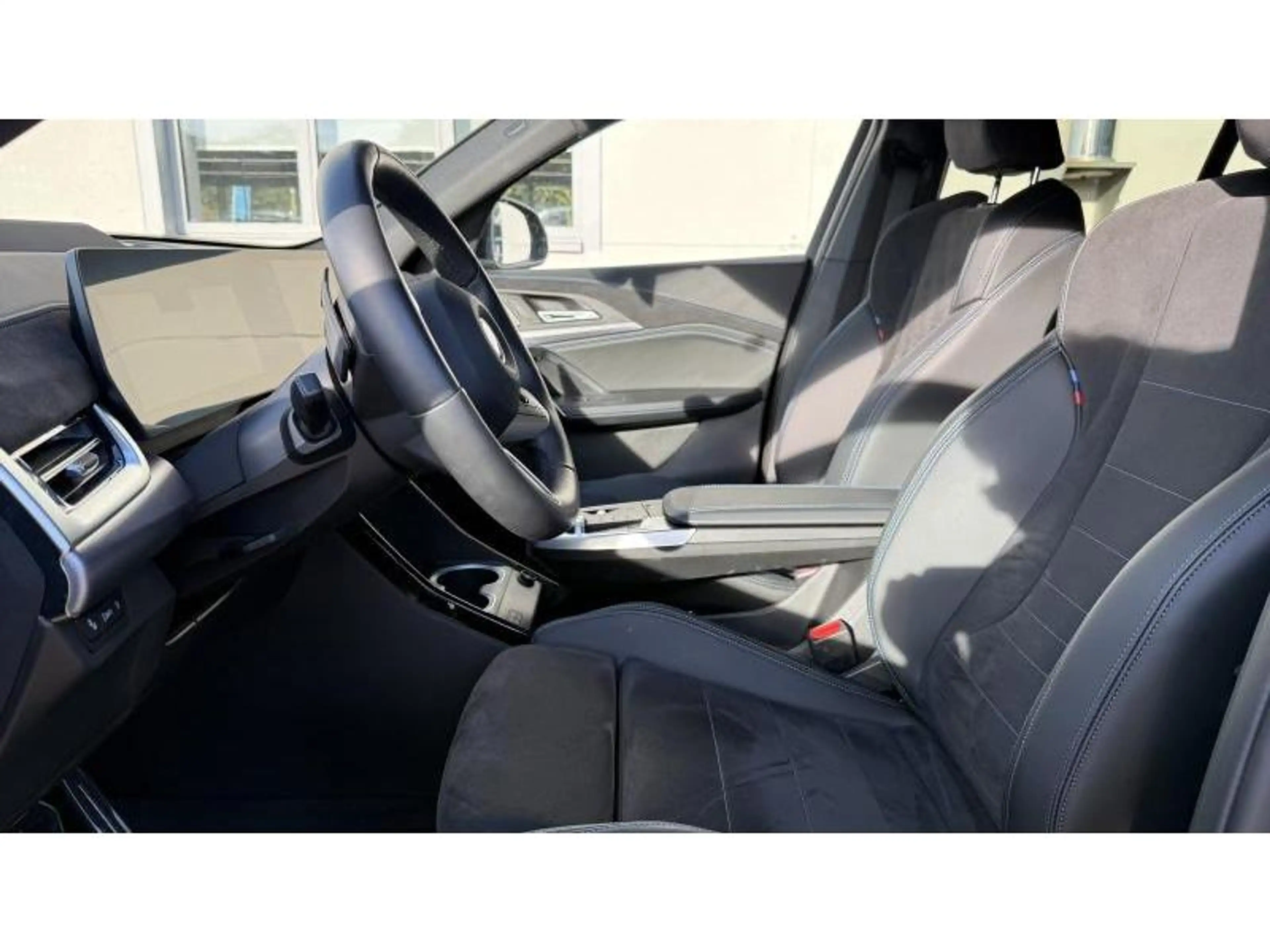 BMW iX2 eDrive 20 Kit M Sport Iconic Glow Affichage tête — photo 10