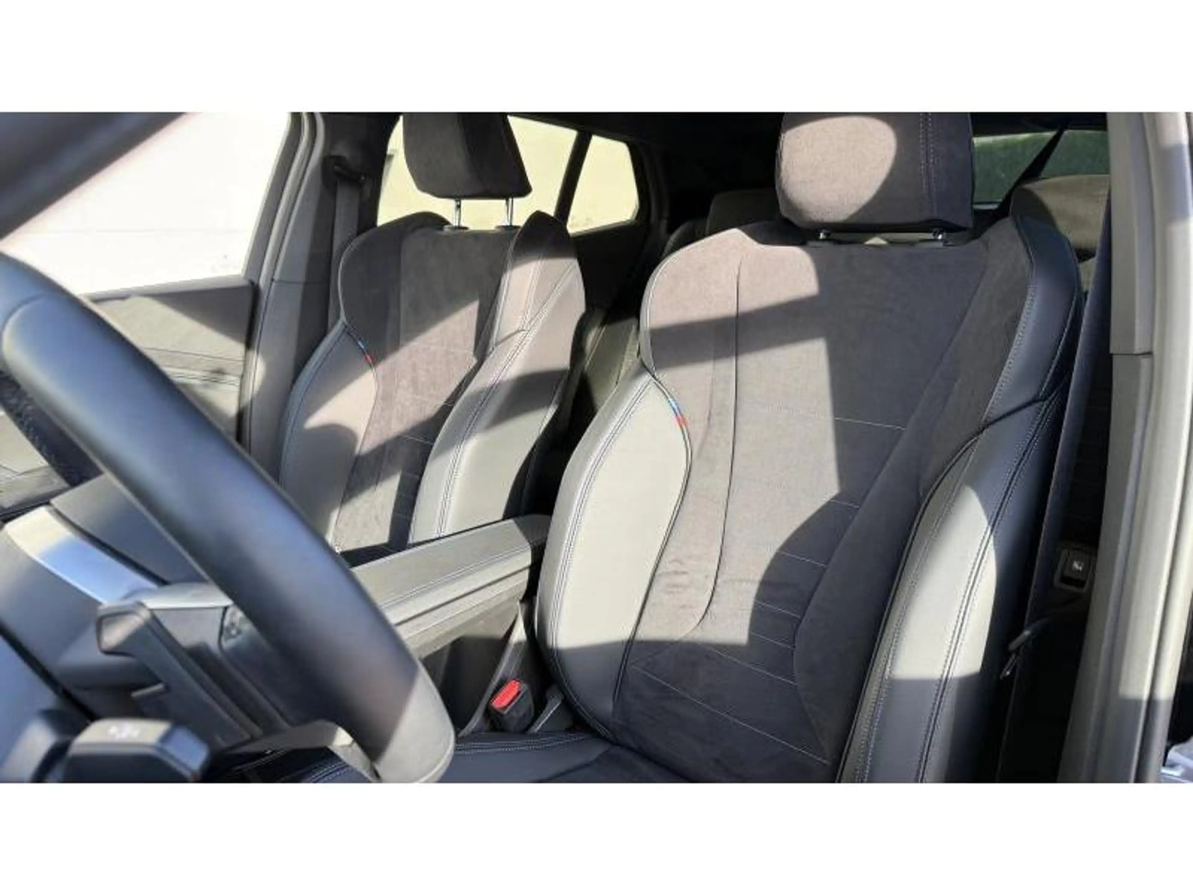 BMW iX2 eDrive 20 Kit M Sport Iconic Glow Affichage tête — photo 11