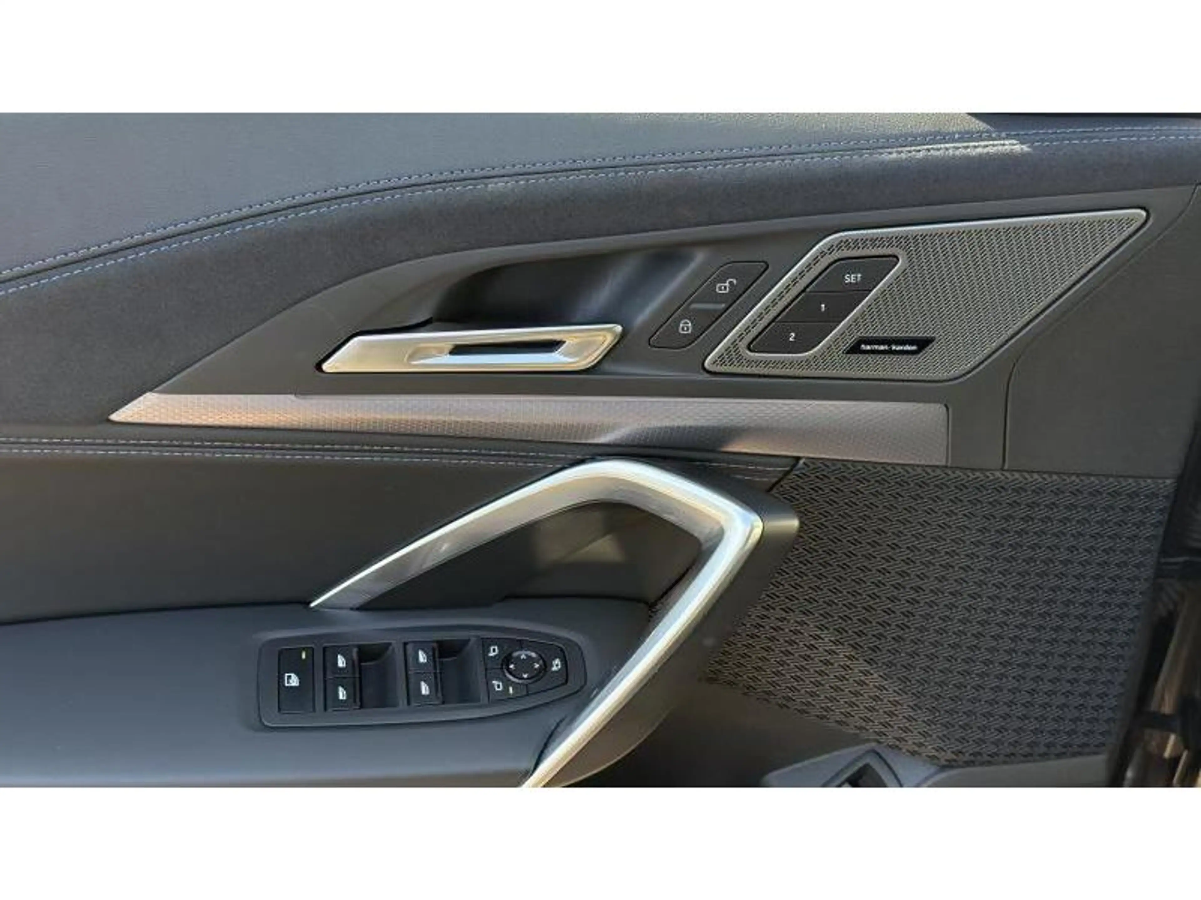 BMW iX2 eDrive 20 Kit M Sport Iconic Glow Affichage tête — photo 9