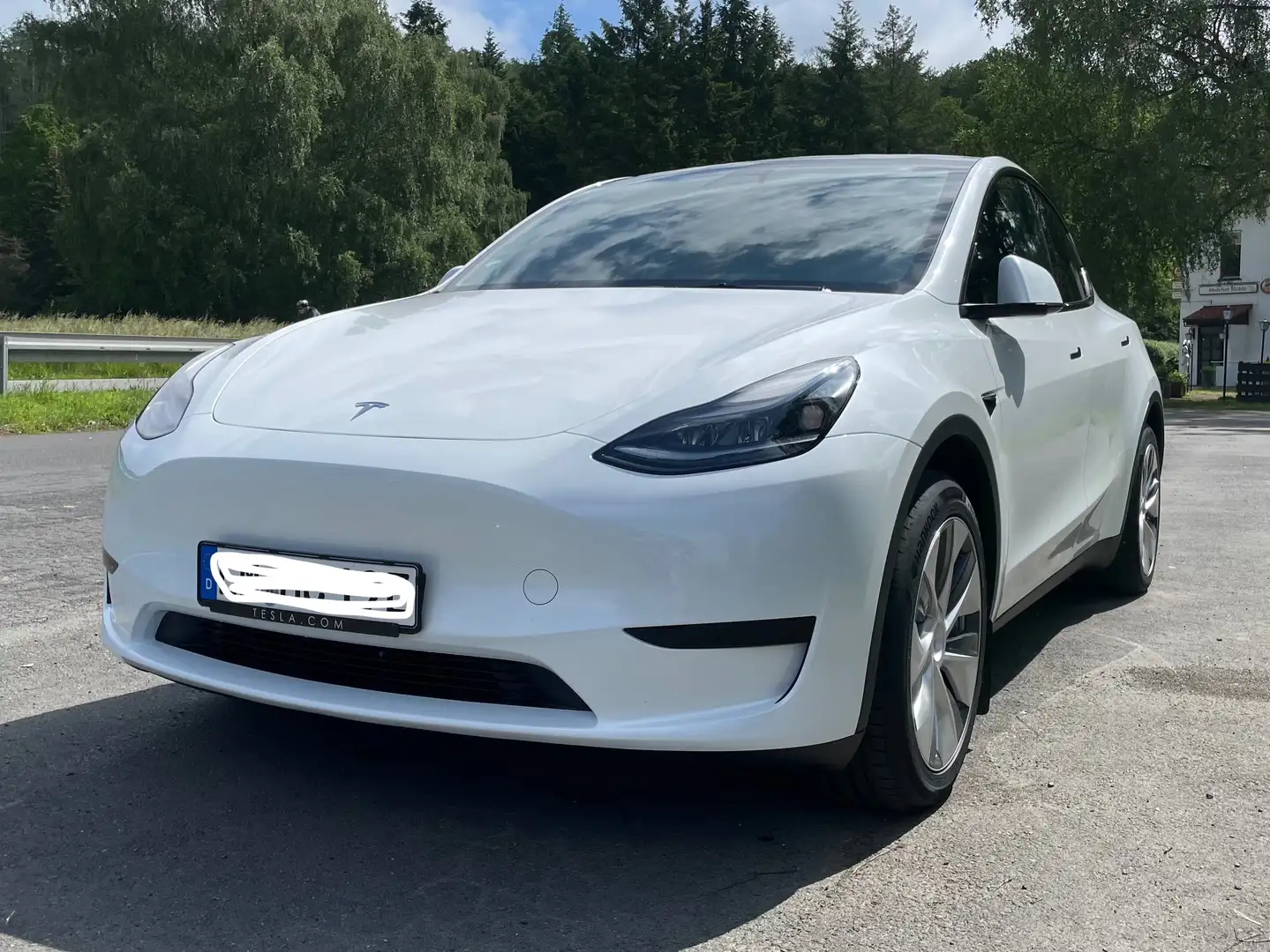 Tesla Model Y Long Range AWD mit AHK + Enhanced Autopilot Weiß - 1