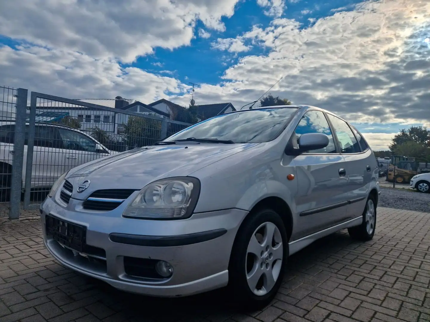 Nissan Almera Tino Automatik Silber - 1