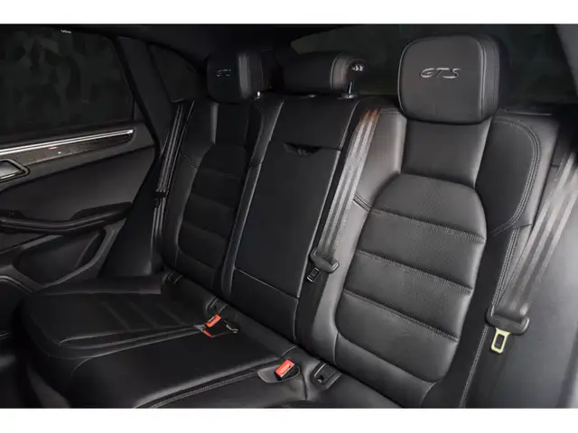 Porsche Macan view 14