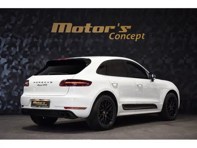 Porsche Macan view 3