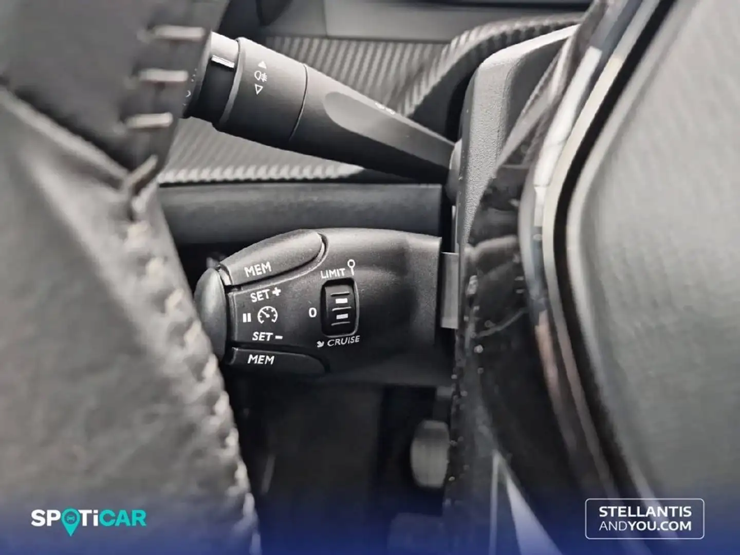 Peugeot 2008 1.2 PureTech S&S Allure 100 Grau - 2