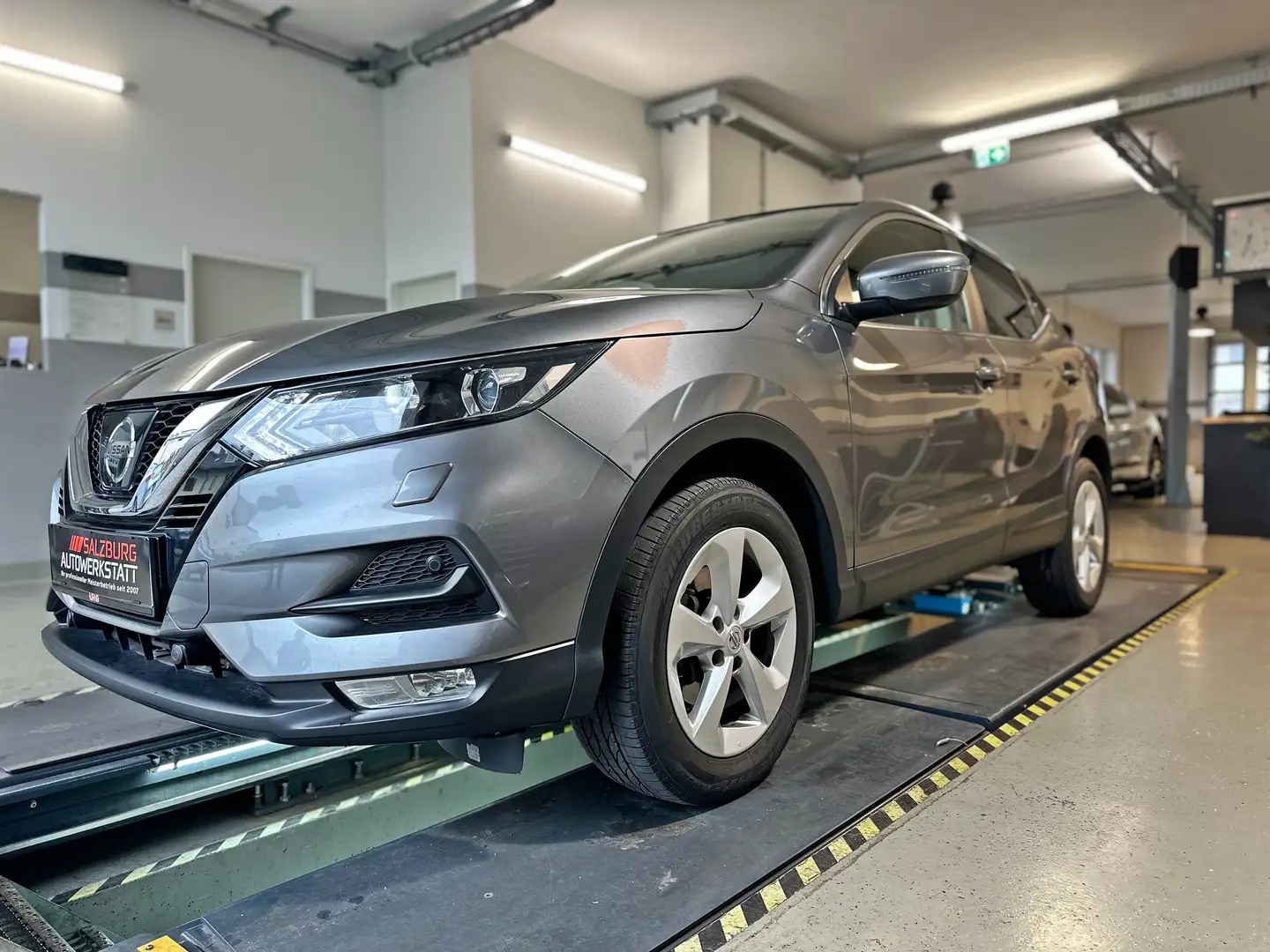 Nissan Qashqai 1,2 DIG-T Acenta Xtronic Aut. Anhängerkupplung Gris - 2